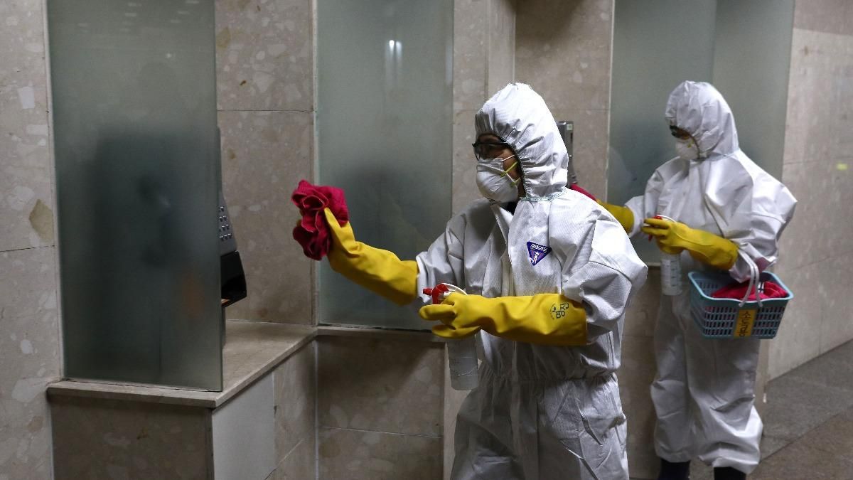 Майже 40 тисяч хворих за добу: у Франції посилюють карантин Майже 40 тисяч хворих за добу: у Франції посилюють карантин