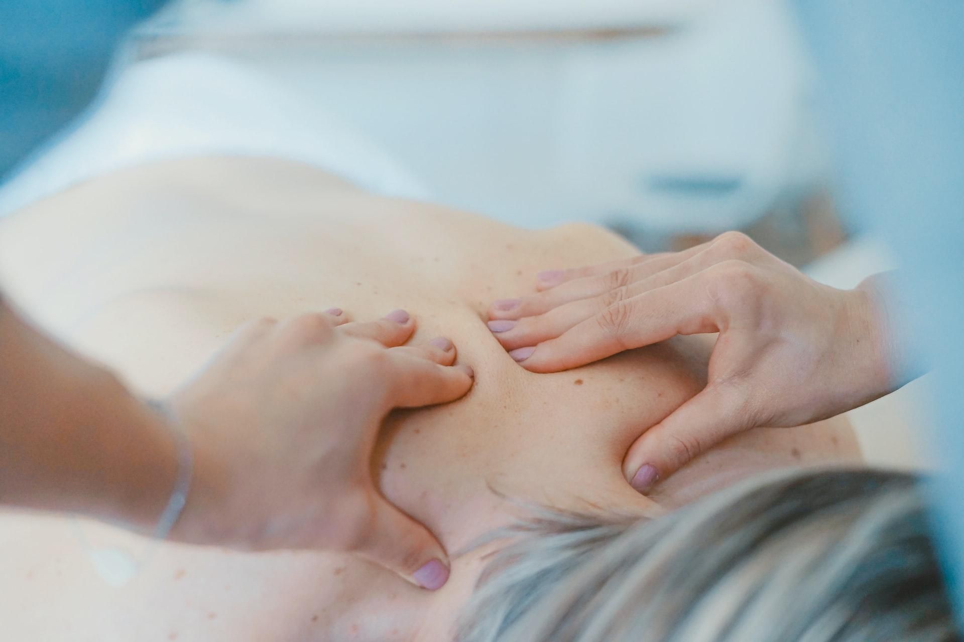Насколько эффективен массаж и остеопатия для лечения боли в спине