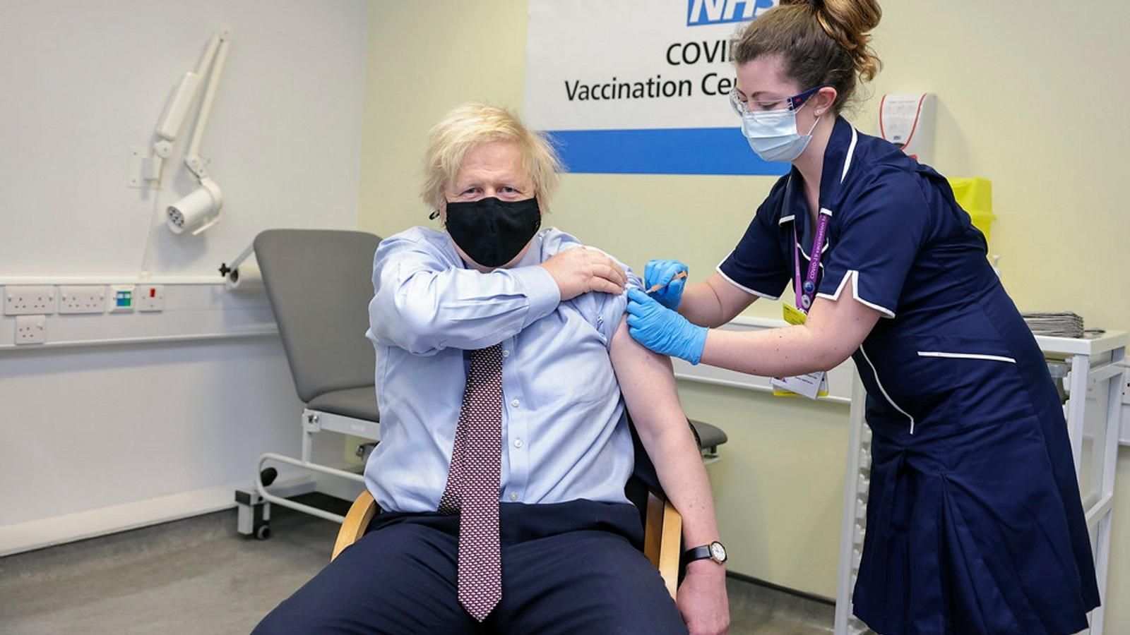 Премьер Великобритании Джонсон вакцинировался препаратом AstraZeneca: фото