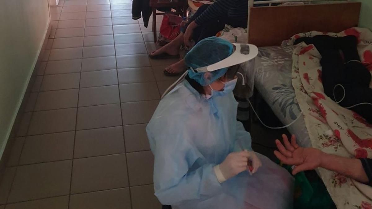 У лікарнях Миколаєва хворих на COVID-19 розміщують в коридорах