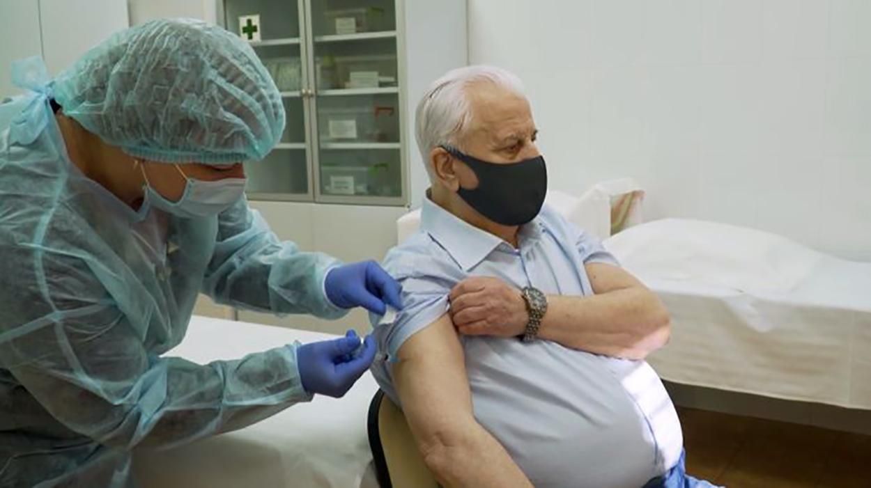 Перший президент України Кравчук вакцинувався "AstaZeneca": відео