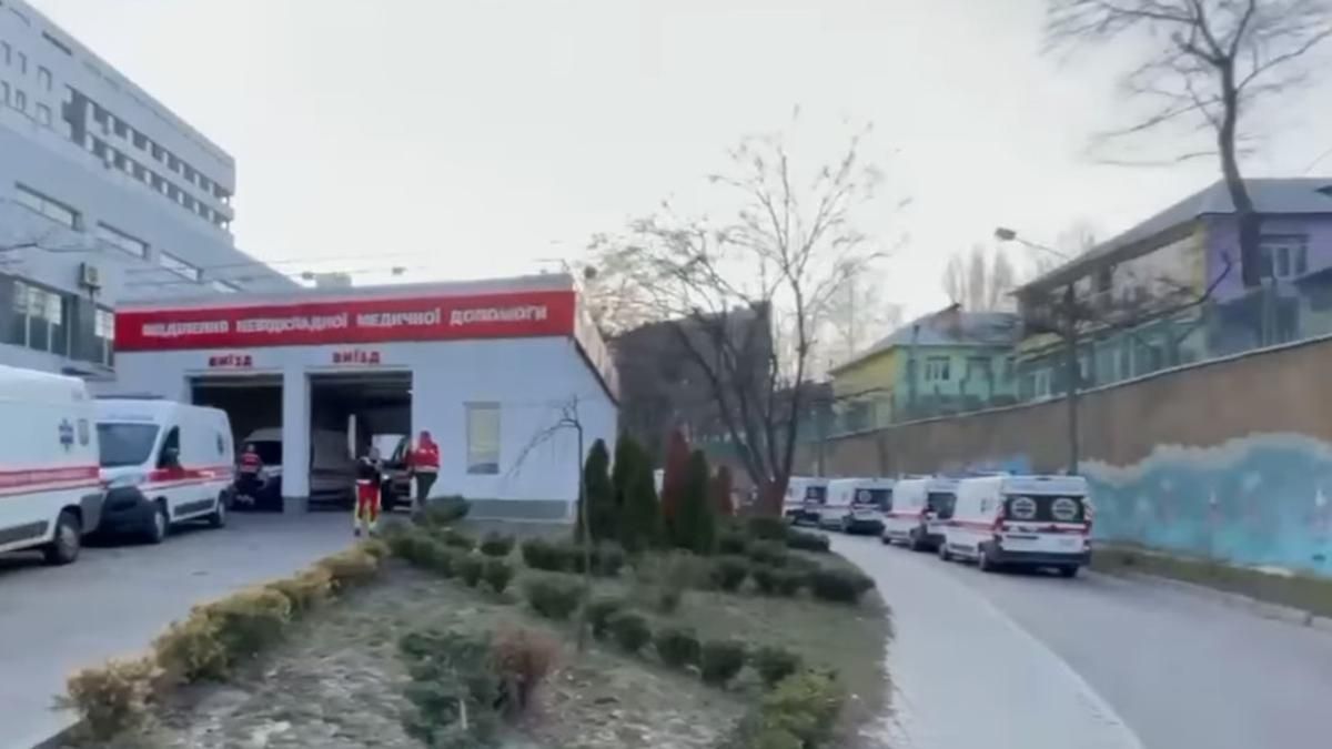 20 карет швидкої стояли у черзі у лікарню у Києві: ЗМІ опублікували відео