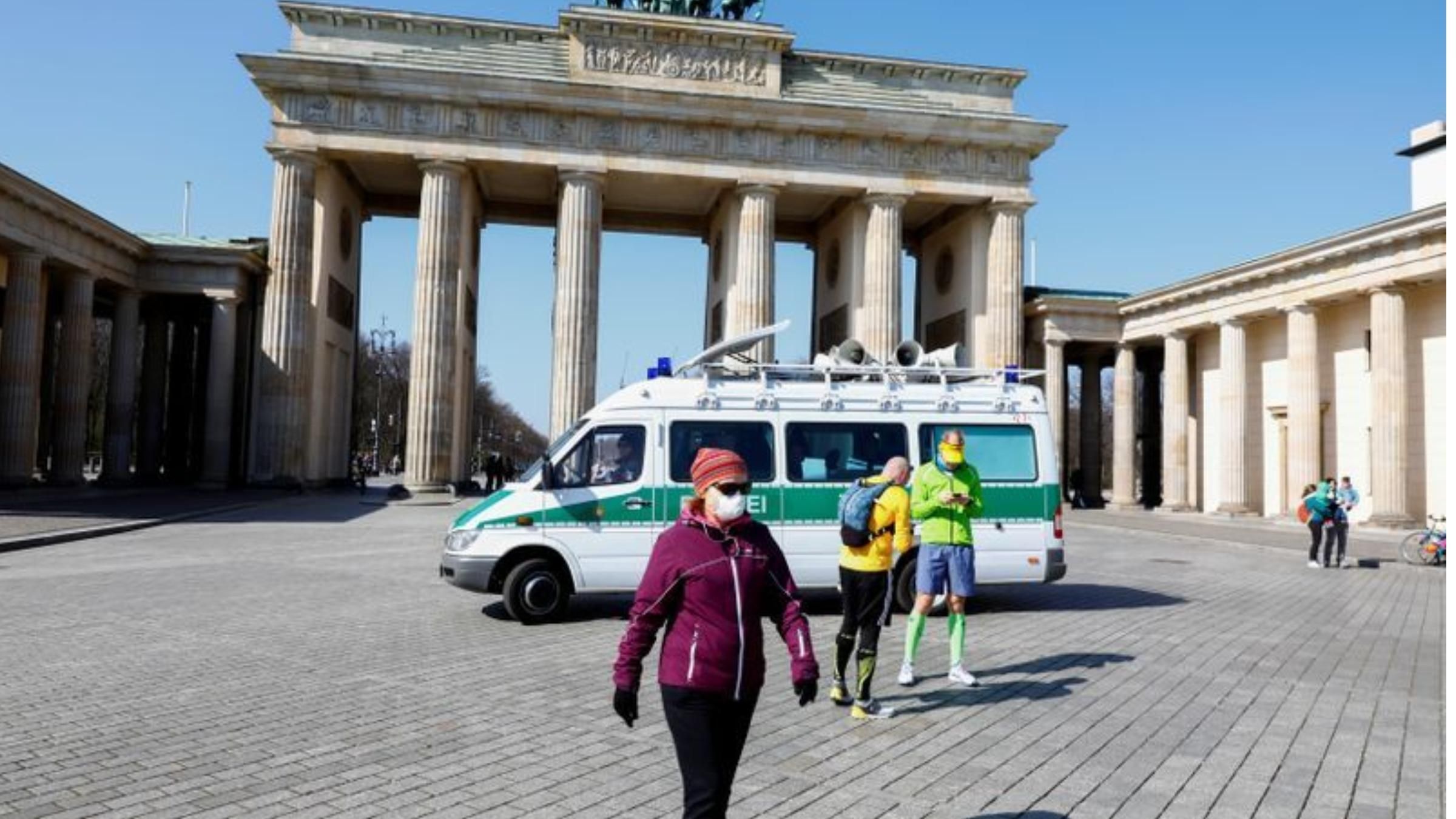 В Берлине запретили ходить в парикмахерские и магазины без теста на коронавирус В Берлине запретили ходить в парикмахерские и магазины без теста на коронавирус