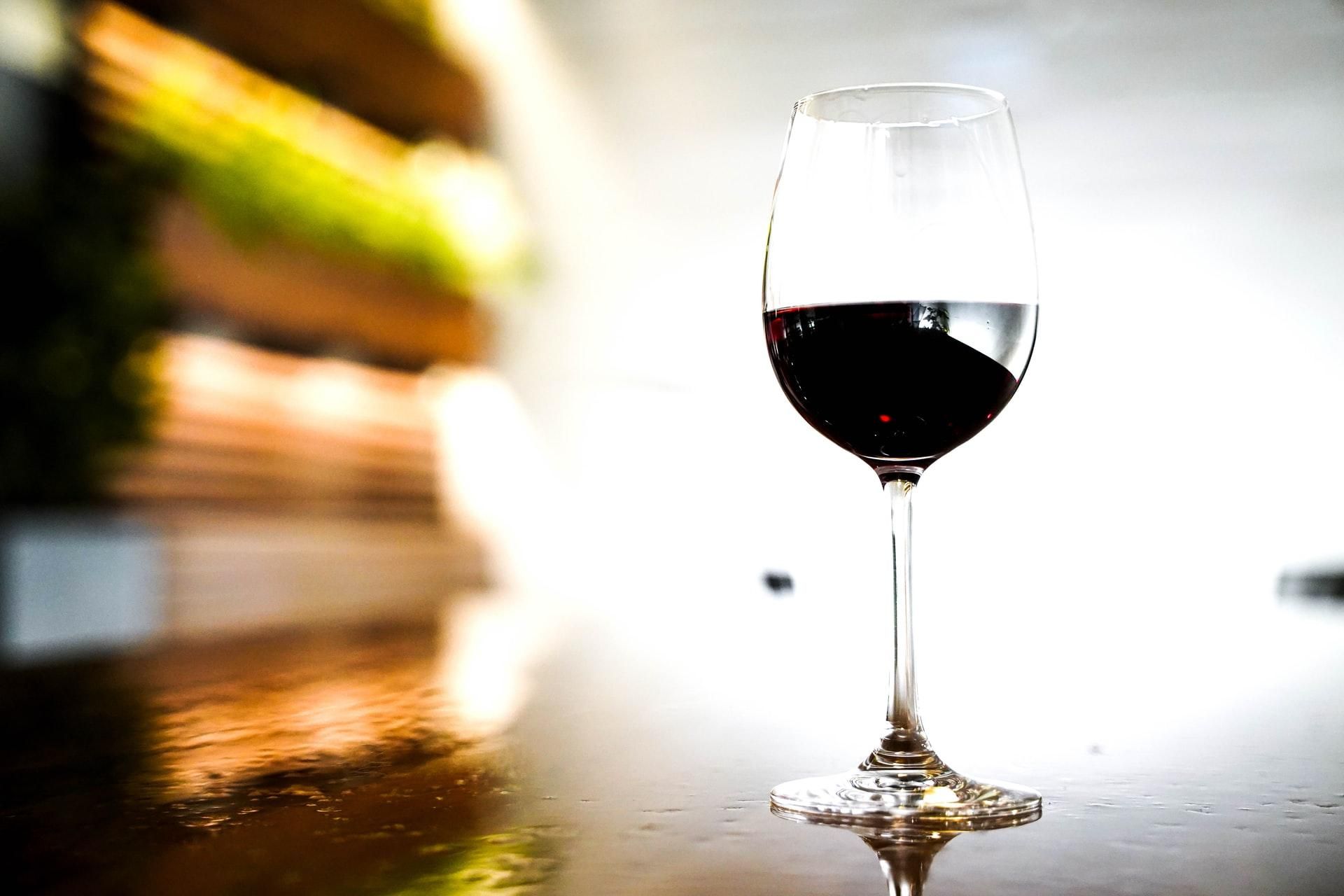 Літр червоного вина на тиждень зменшує ризик хвороби очей 