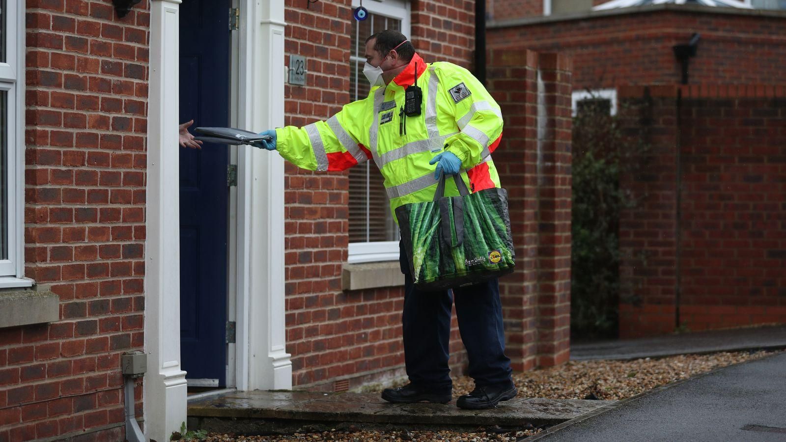 Кожен мешканець Англії двічі на тиждень зможе безкоштовно зробити тест на COVID-19 Кожен мешканець Англії двічі на тиждень зможе безкоштовно зробити тест на COVID-19