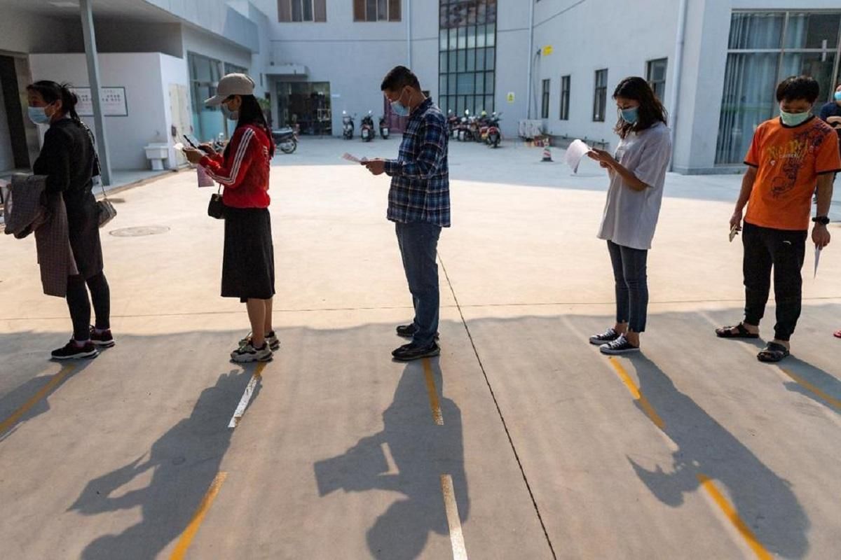 На Филиппинах мужчину заставили приседать 300 раз из-за нарушения карантина, он умер На Филиппинах мужчину заставили приседать 300 раз из-за нарушения карантина, он умер