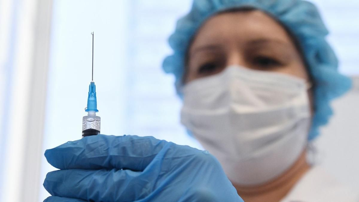 У Феофанії людей вакцинували під виглядом медиків , – ЗМІ