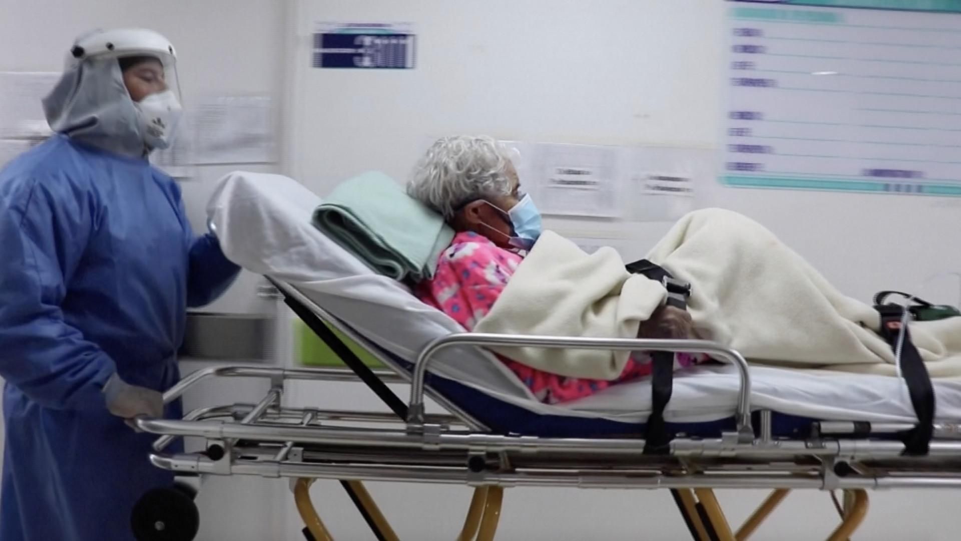 Медики проводжали оплесками: 104-річна жінка вдруге поборола коронавірус, – відео