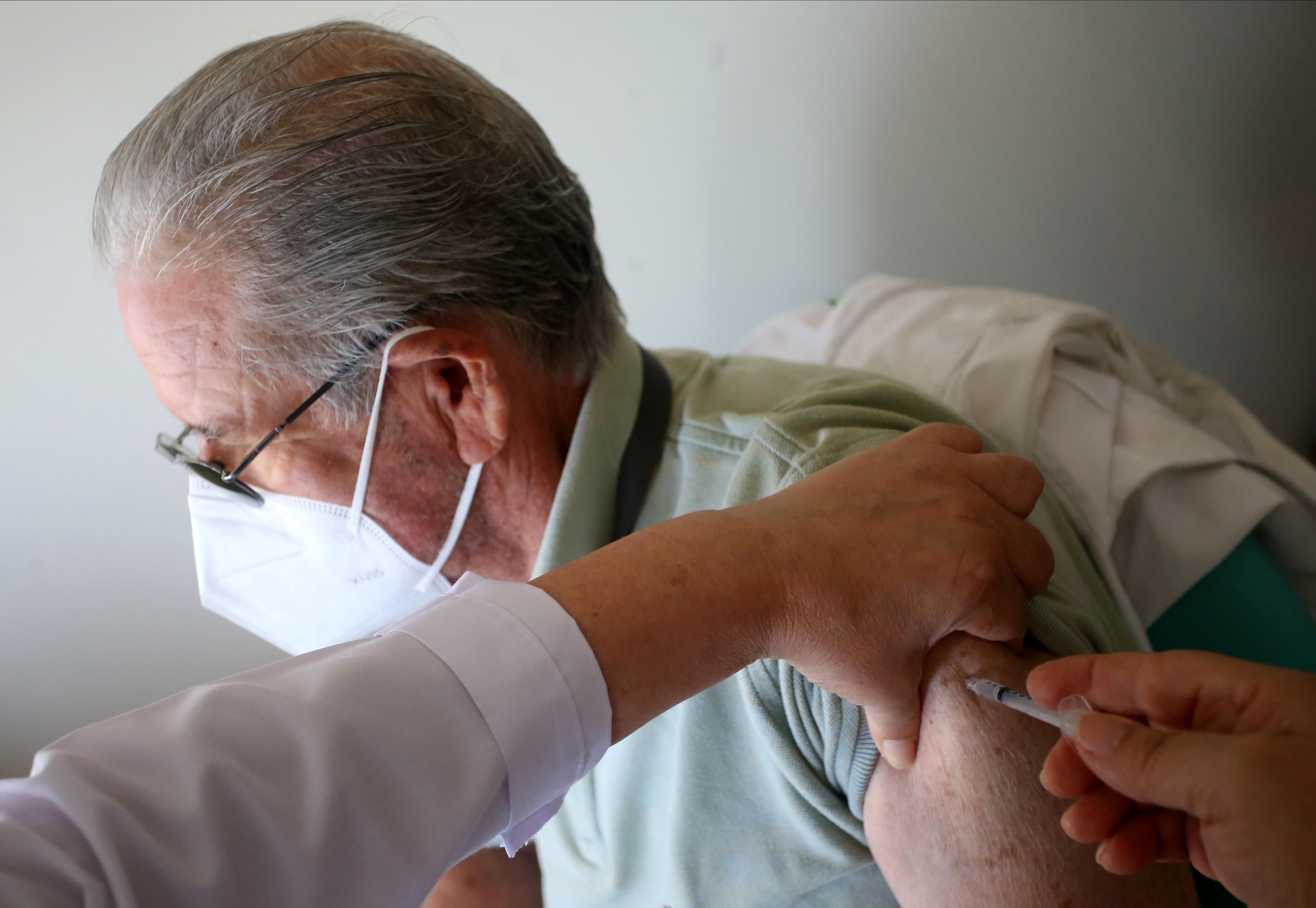 Испания будет вакцинировать препаратом AstraZeneca только людей старше 60 лет