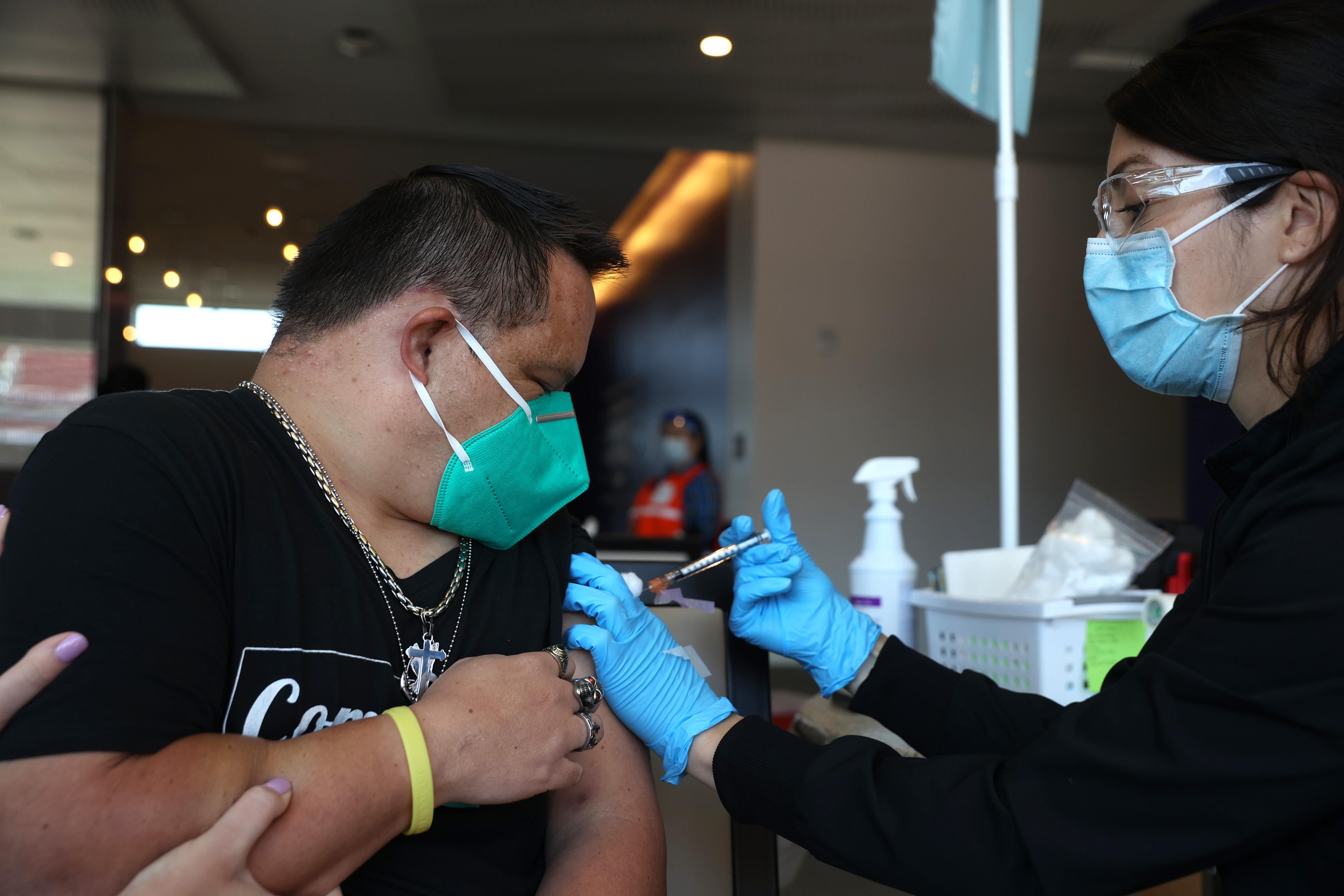 У США закрили два центри вакцинації після побічних ефектів від препарату Johnson & Johnson У США закрили два центри вакцинації після побічних ефектів від препарату Johnson & Johnson