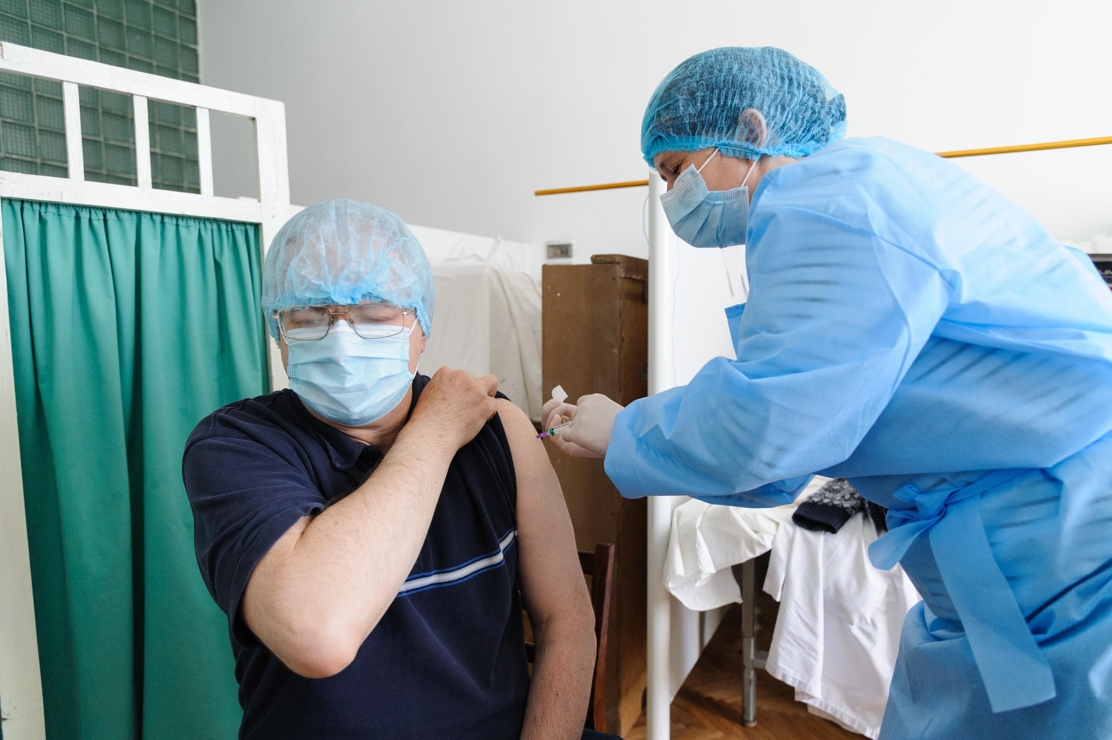 Дві дози вакцини в Україні отримало лише п'ятеро людей