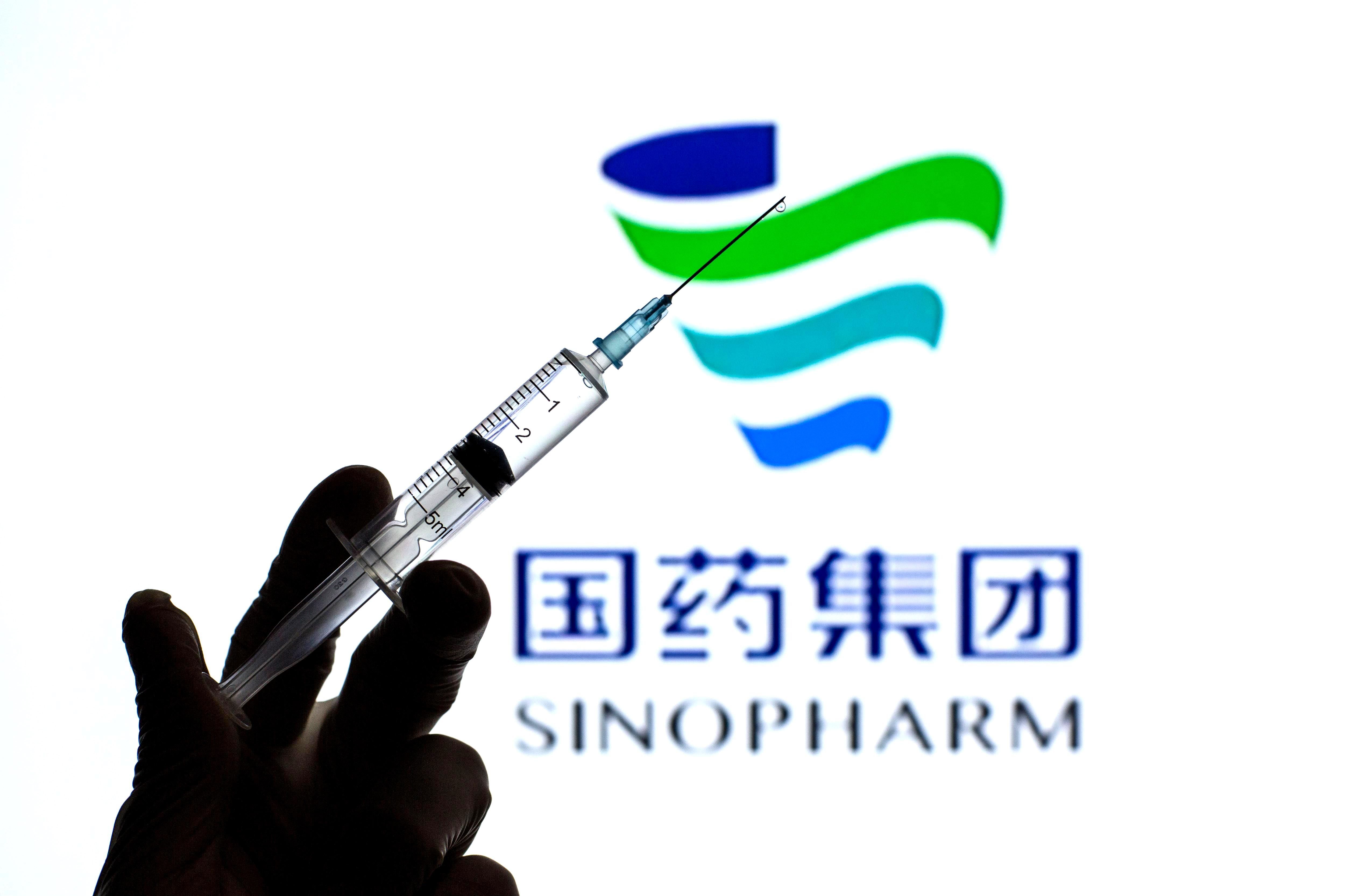 Китай одобрил третью COVID-вакцину компании Sinopharm для клинических испытаний