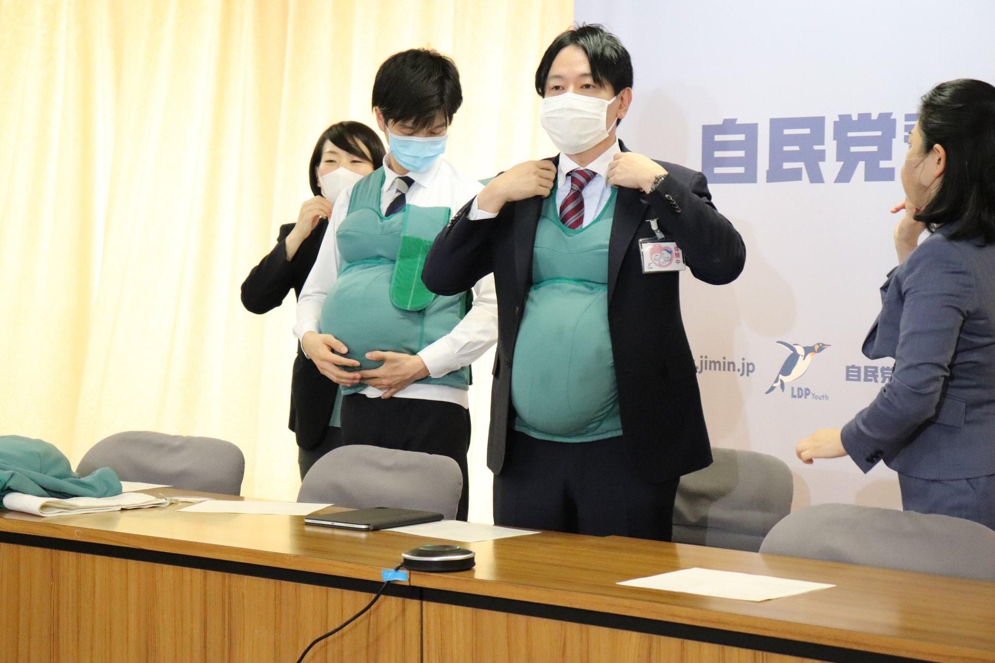 Японські депутати ходили з накладними животами, аби краще розуміти вагітних жінок: відео