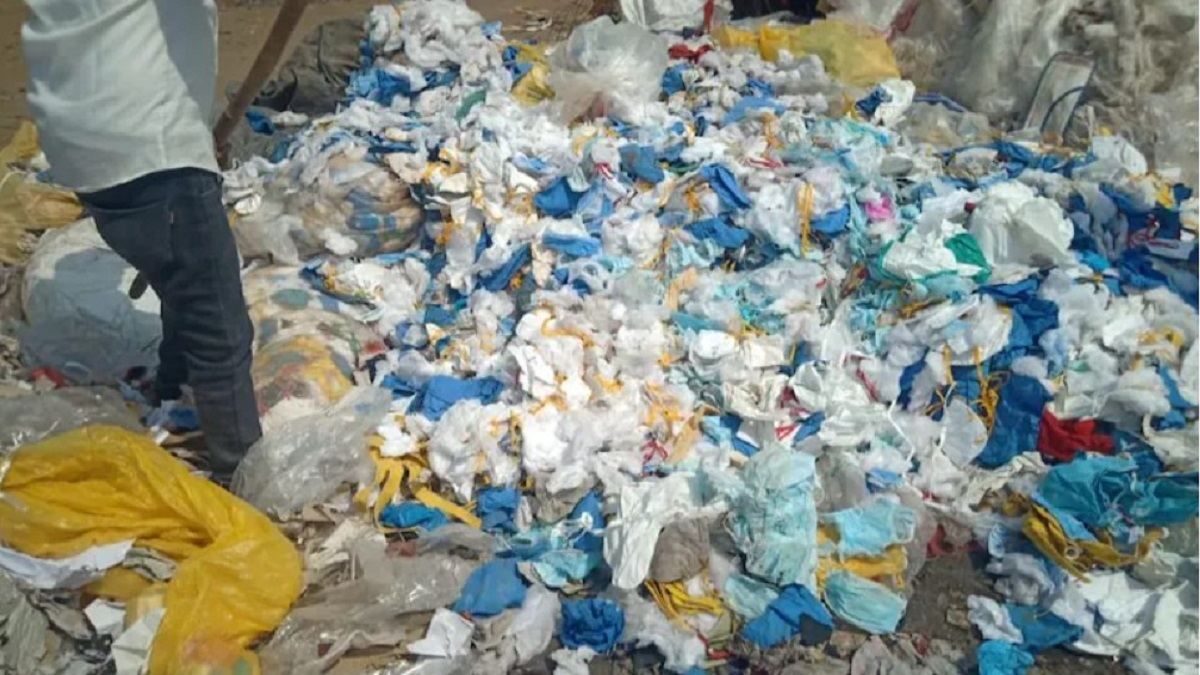Индийская фабрика набивала матрасы грязными медицинскими масками: фото