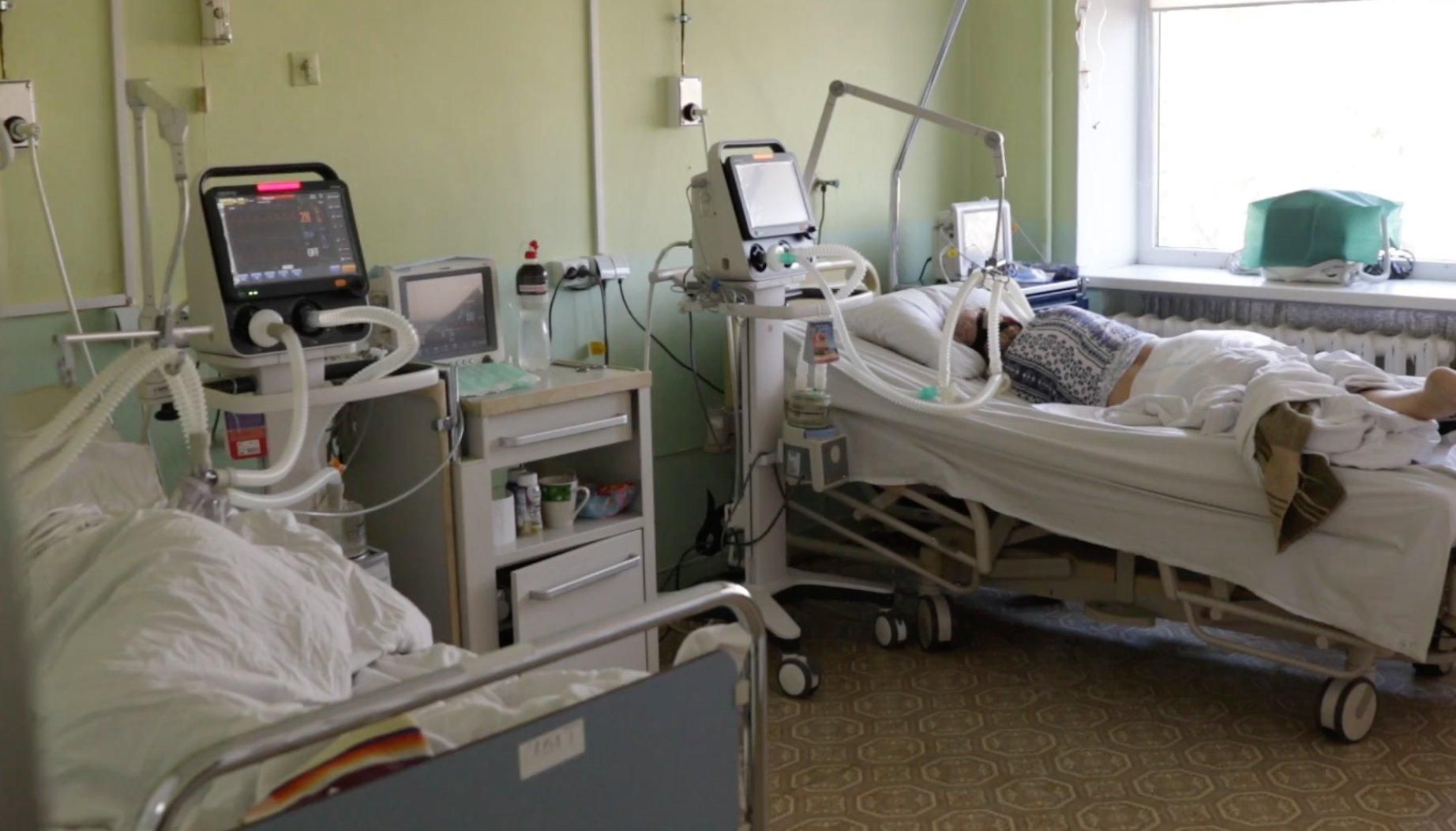Молодежь в реанимации и 5 тонн кислорода в сутки: киевские медики крайне истощены из-за пандемии