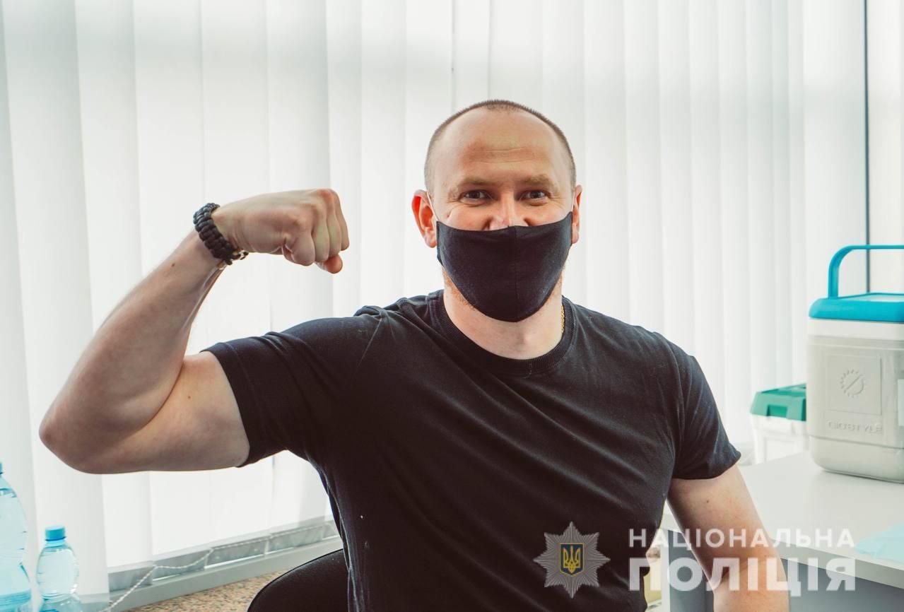 В Украине стартовала вакцинация против COVID-19 сотрудников МВД