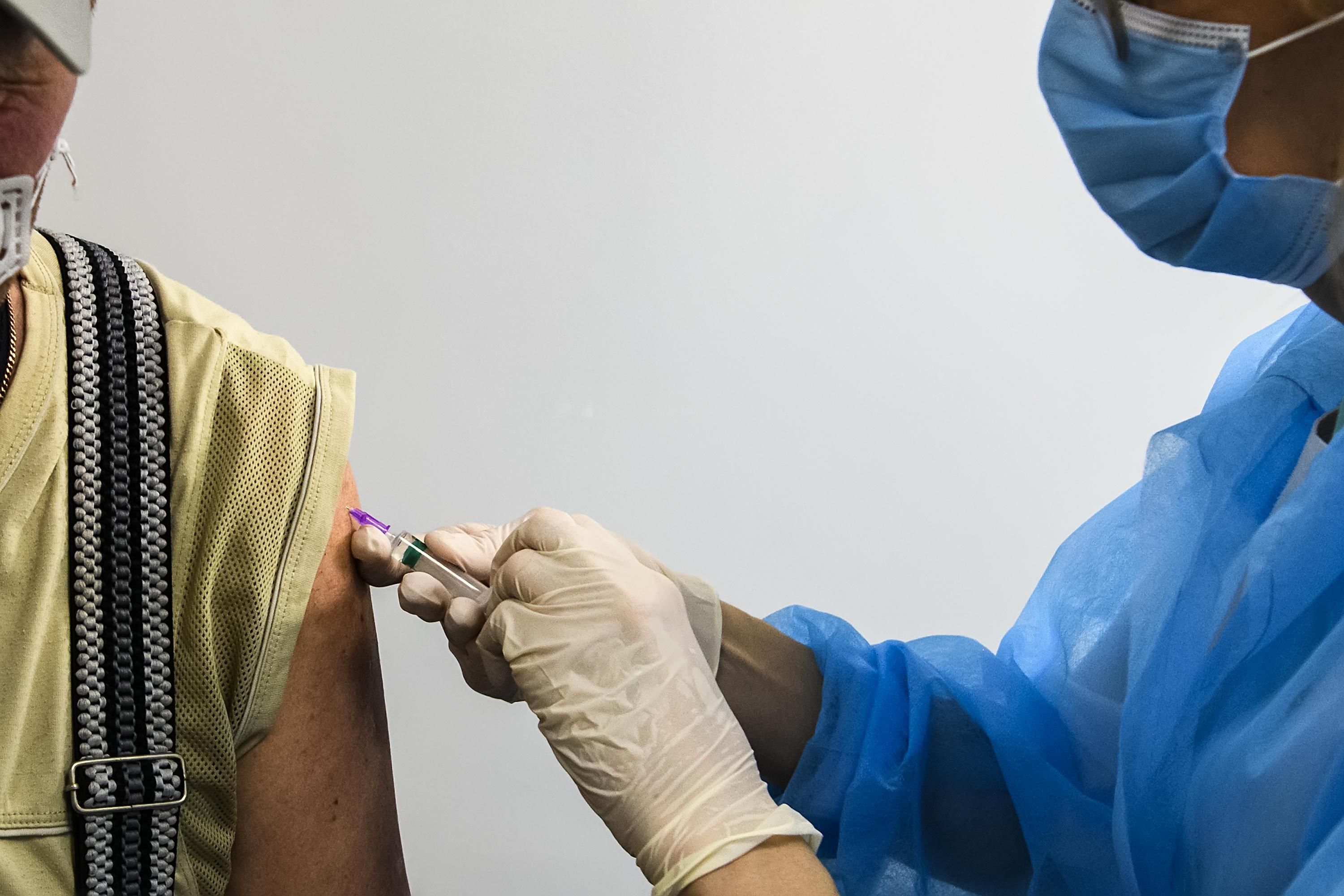 Коли всі охочі українці зможуть вакцинуватися від COVID-19: відповідь МОЗ