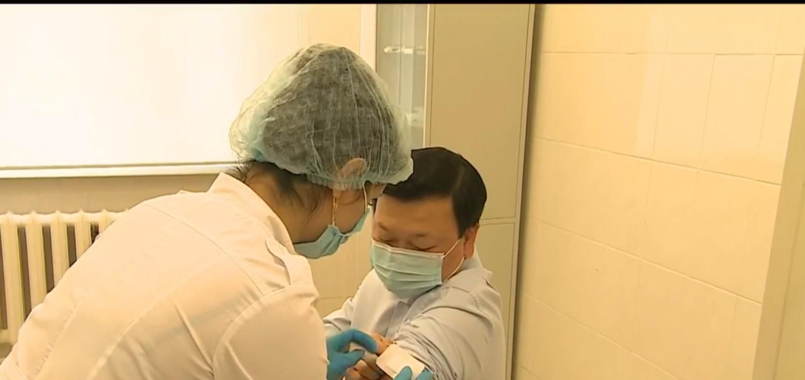 Казахстан почав використовувати власну COVID-вакцину: її вкололи міністру