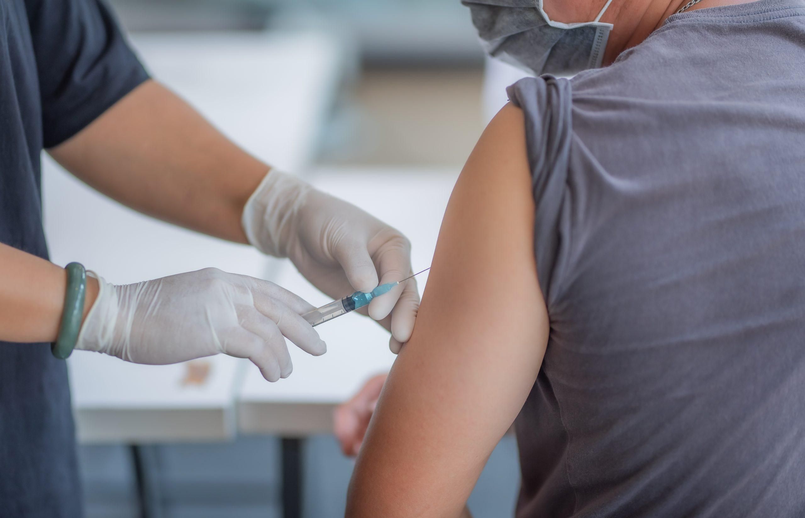 В Украине 9 человек полностью вакцинировались против COVID-19