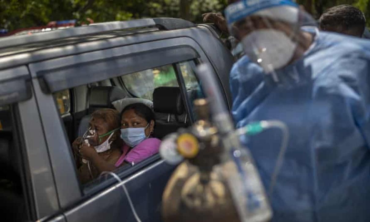 В Индии - катастрофа с COVID-19: морги и крематории переполнены
