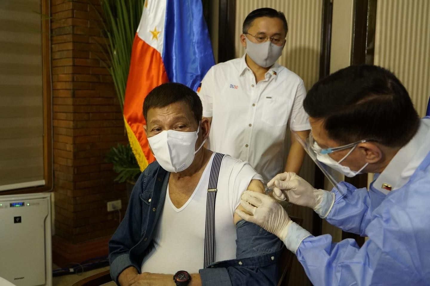 Президент Філіппін вакцинувався першою дозою вакцини проти COVID-19