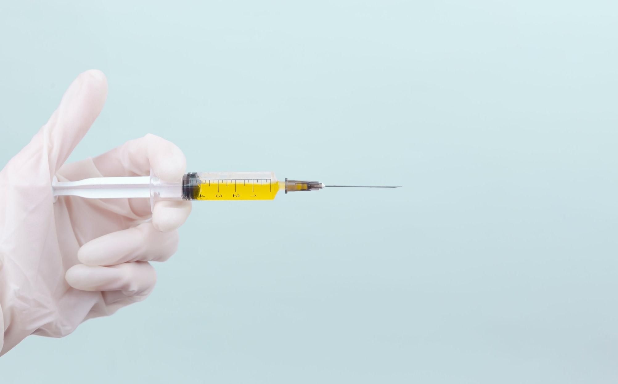 Дівчині випадково ввели 6 доз вакцини проти коронавірусу