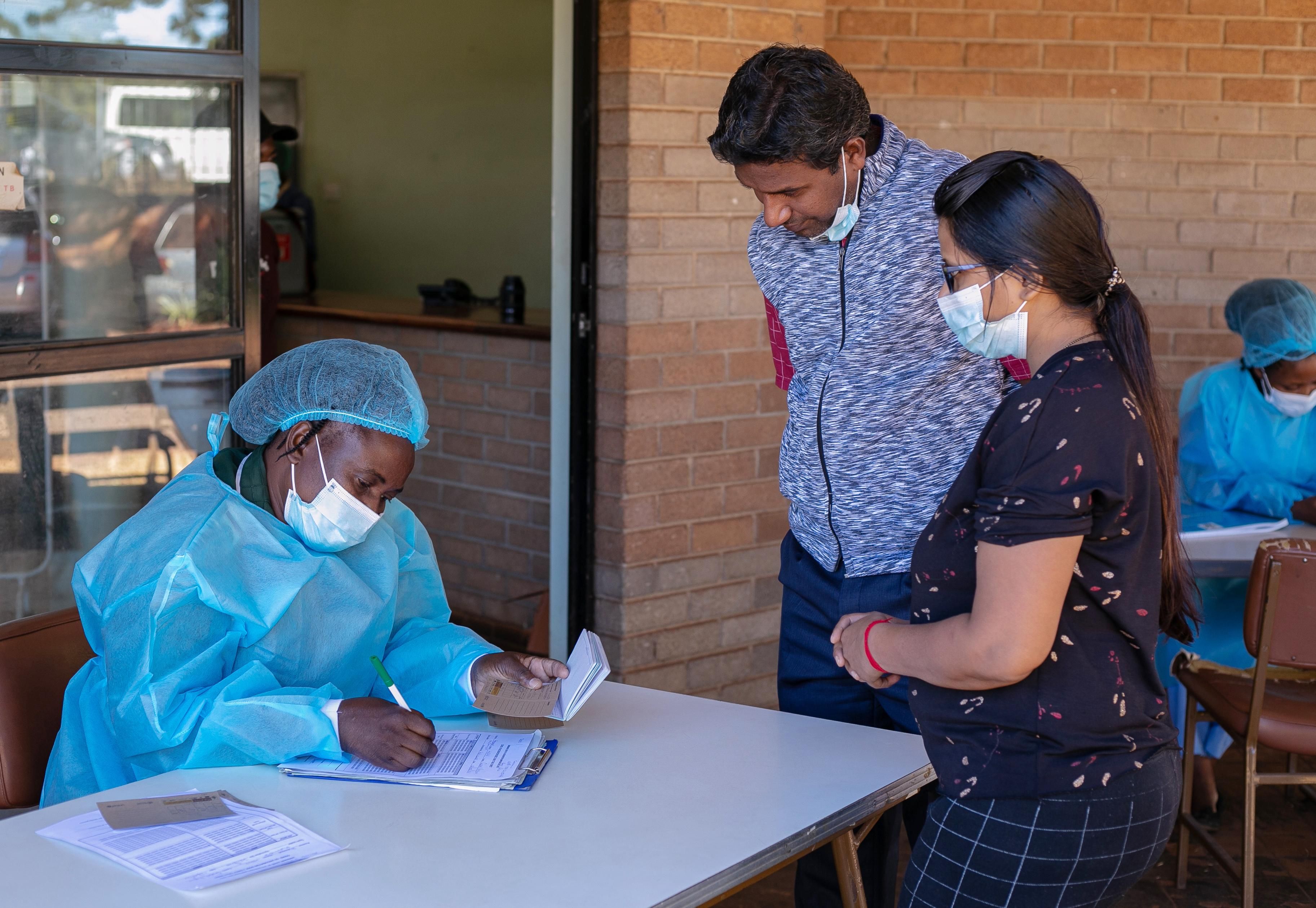 В одній з країн Африки публічно спалили 20 тисяч протермінованих доз вакцини AstraZeneca В одній з країн Африки публічно спалили 20 тисяч протермінованих доз вакцини AstraZeneca