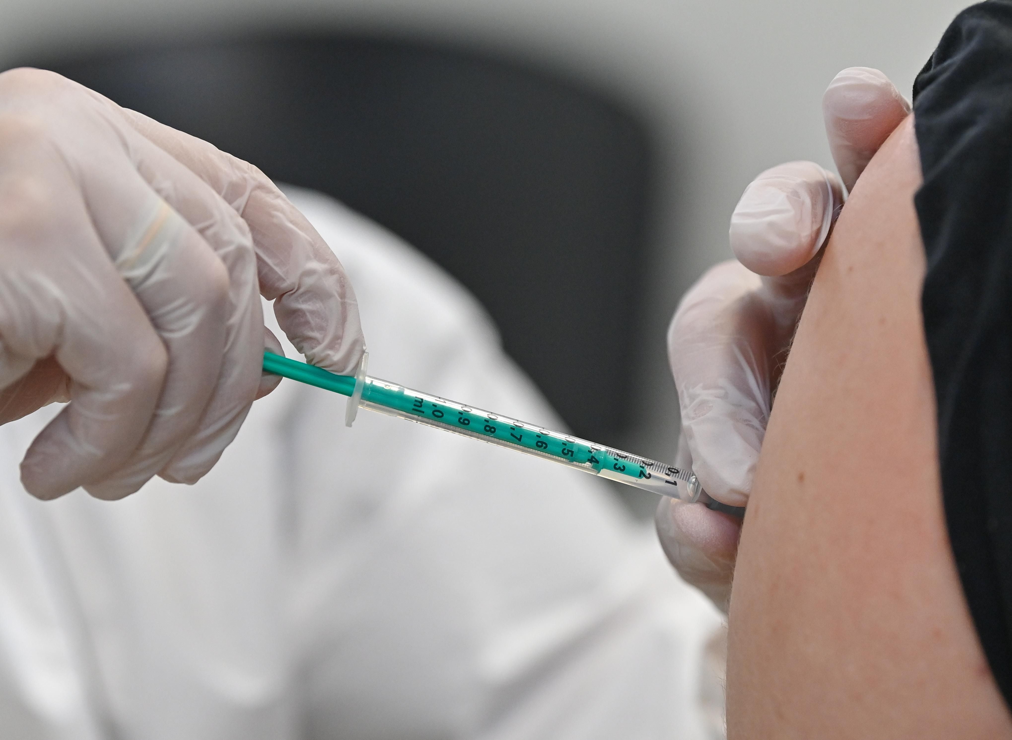 Україна починає вакцинувати жителів окупованих територій Донбасу та Криму