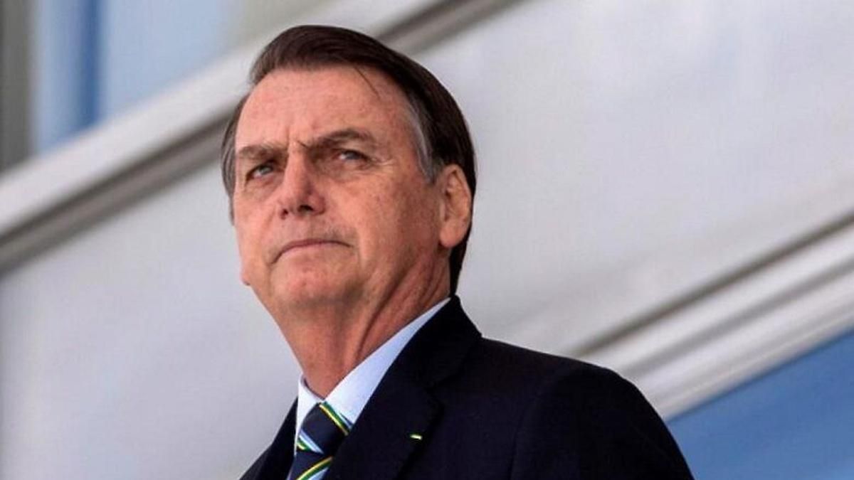 Собирал людей на массовые акции: президента Бразилии оштрафовали за нарушение карантина