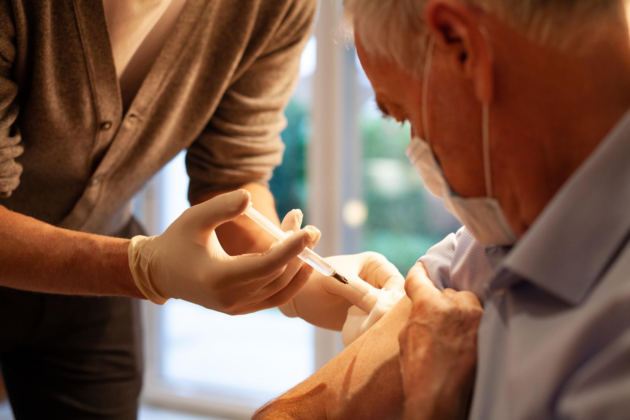 Вакцинація людей віком 65+: МОЗ закликає допомогти записатися на щеплення від COVID-19