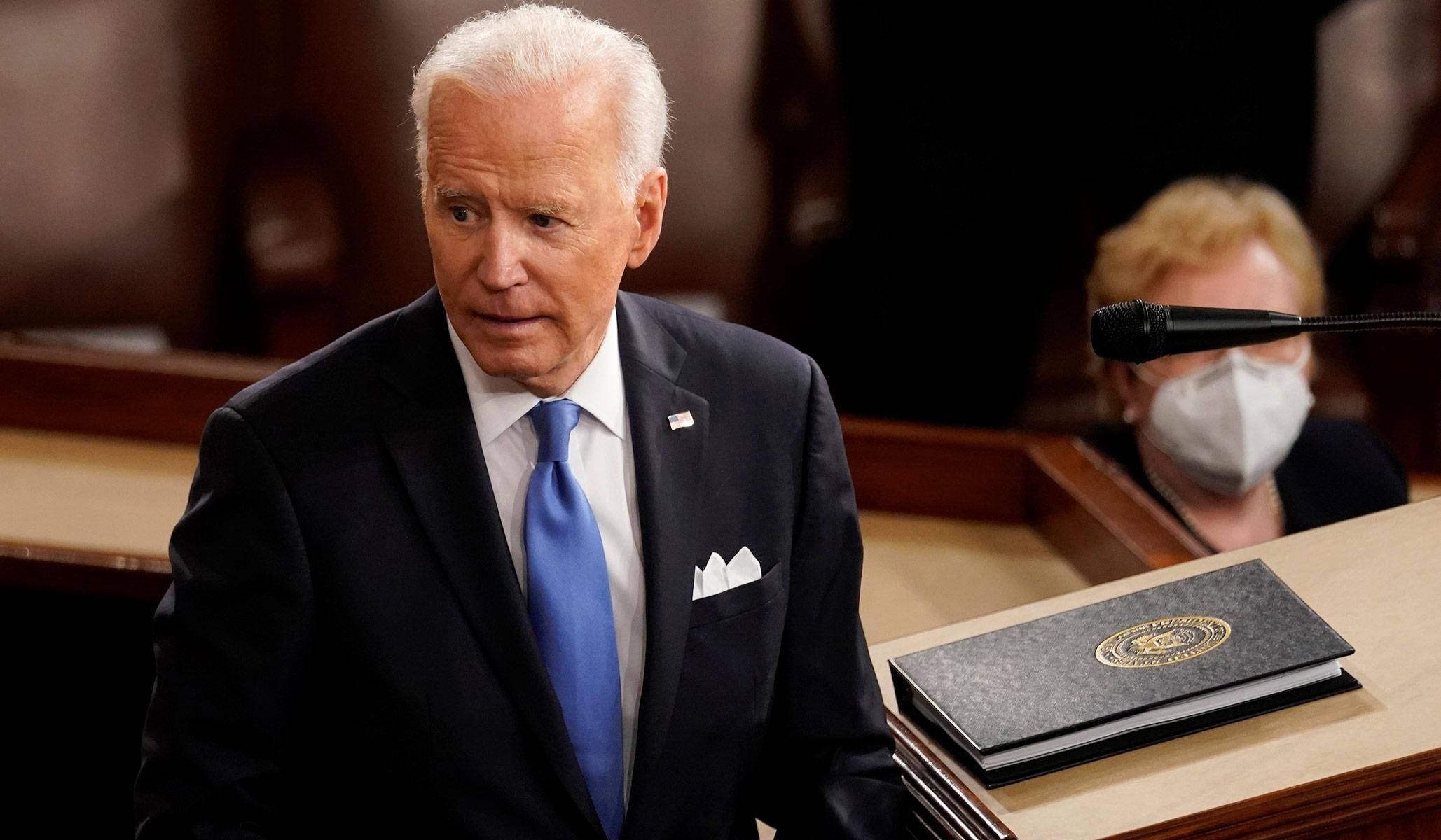 Байден поручил увеличить усилия для установления происхождения COVID-19 Байден поручил увеличить усилия для установления происхождения COVID-19