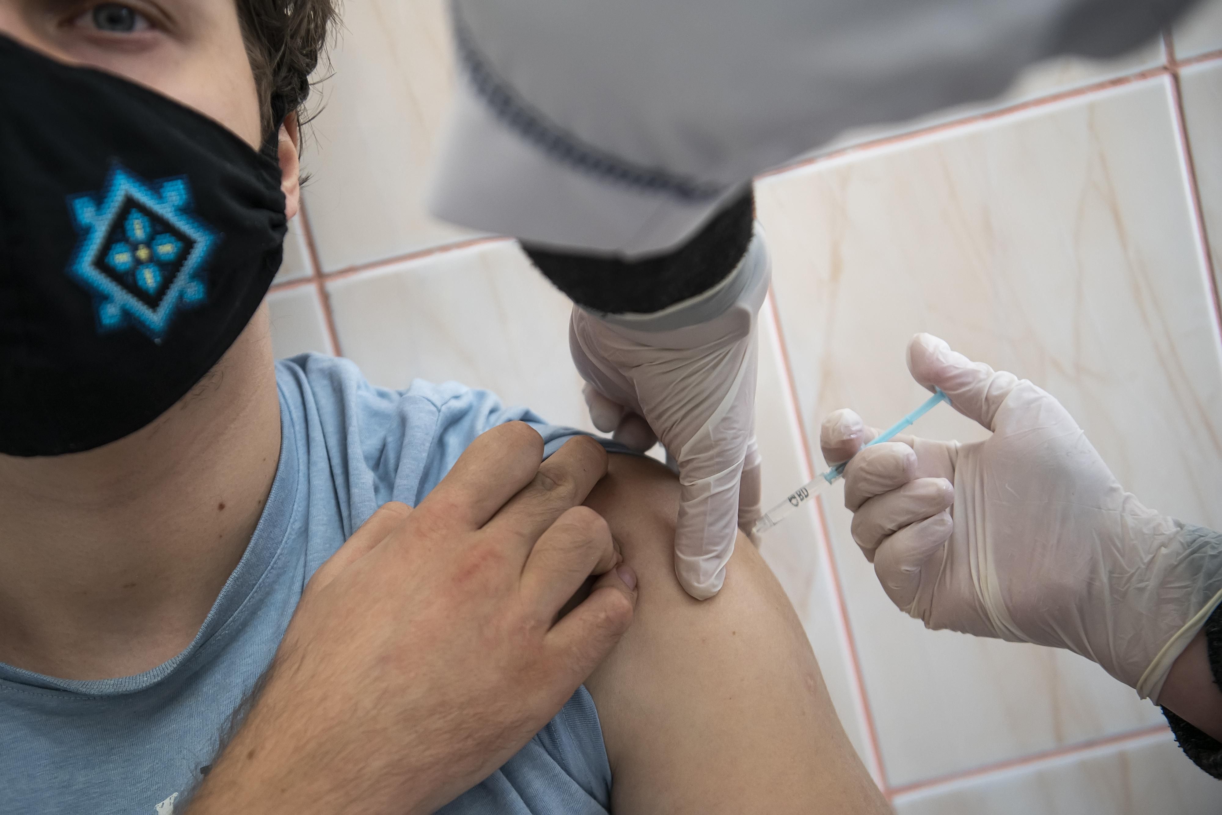 В Украине за сутки 16 815 человек привито против COVID-19 В Украине за сутки 16 815 человек привито против COVID-19