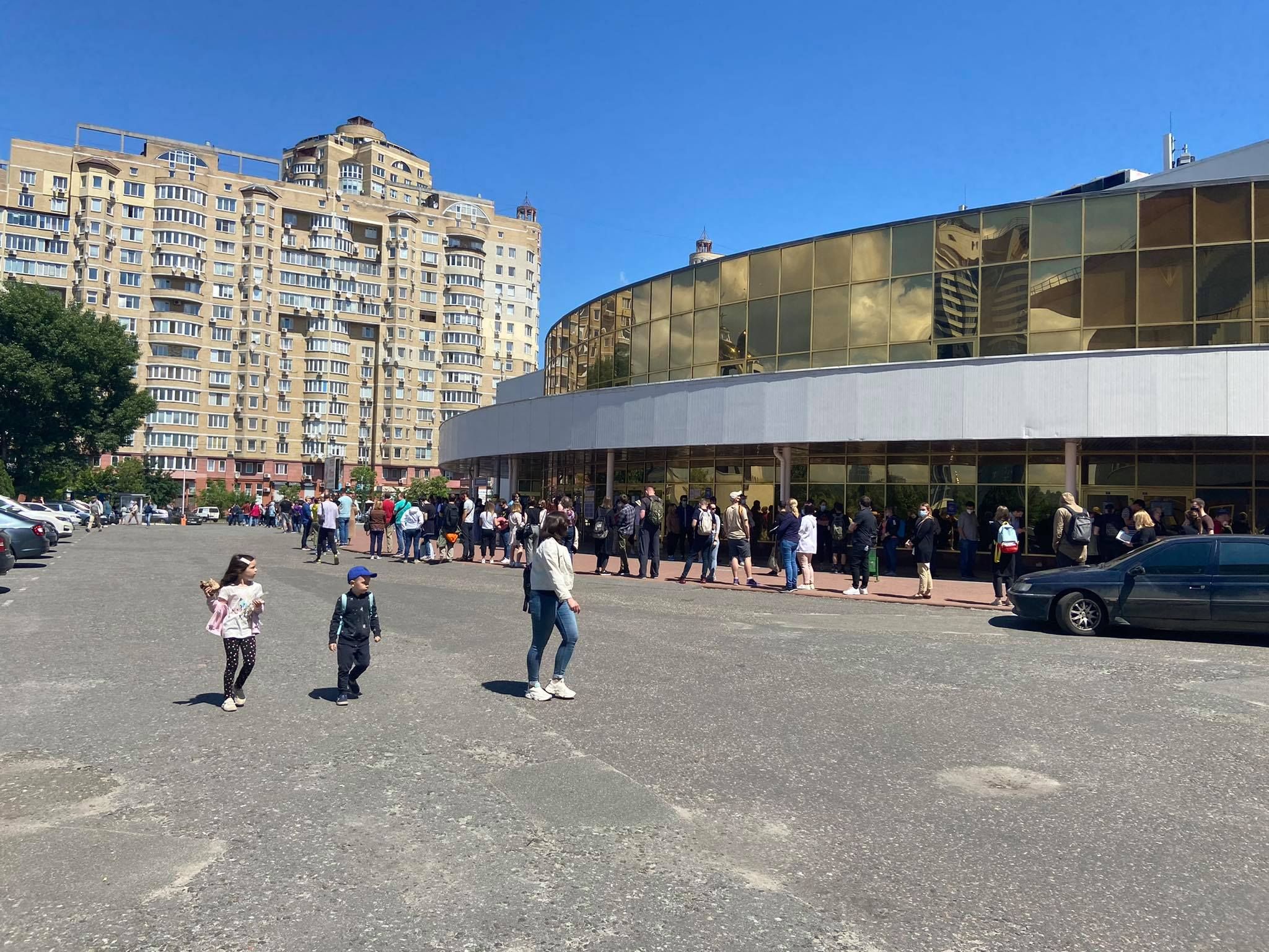 У Центрі масової COVID-вакцинації в Києві виникли перші проблеми: фото, відео У Центрі масової COVID-вакцинації в Києві виникли перші проблеми: фото, відео