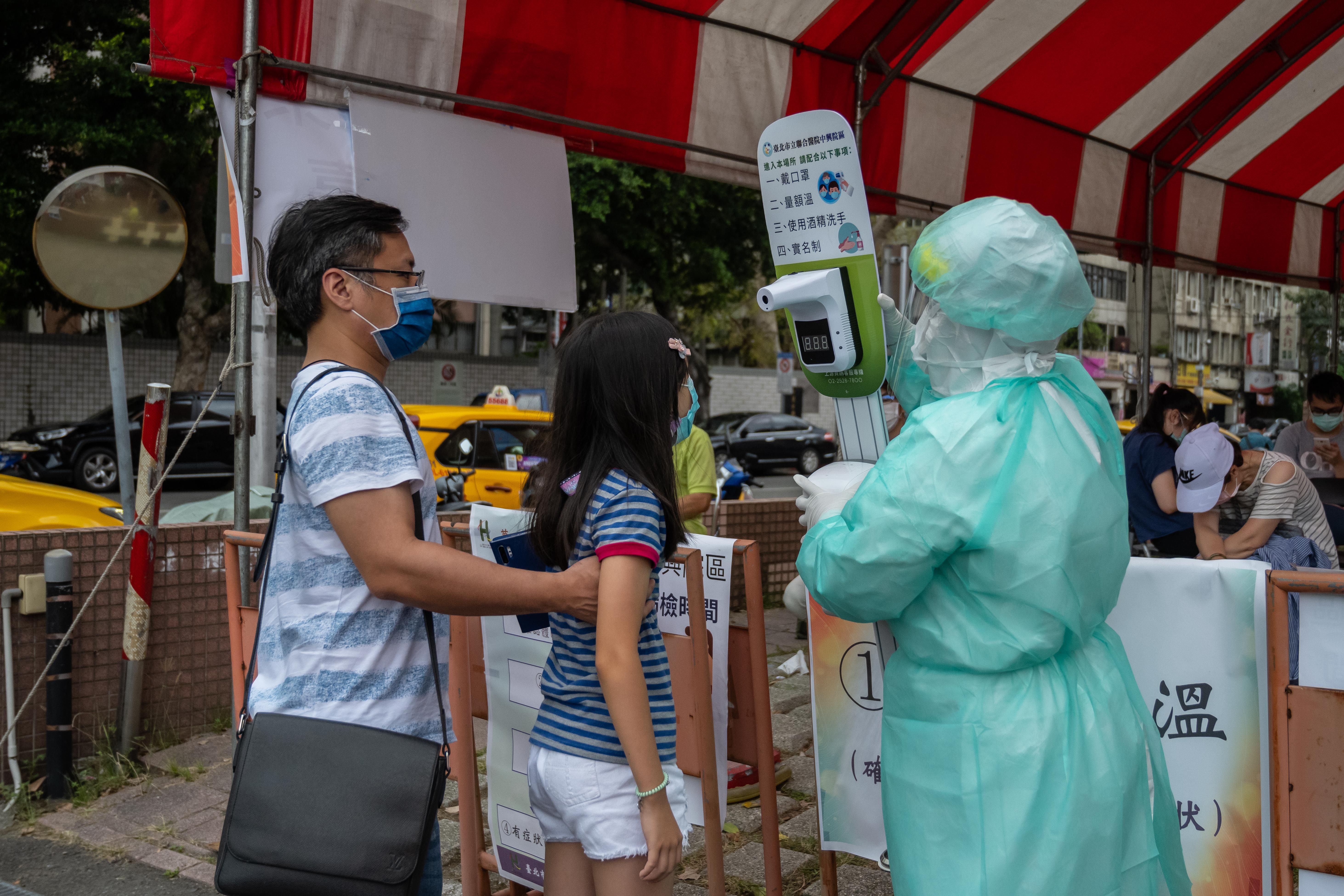 В Украине в течение суток сделали 40,1 тысяч прививок против COVID-19 В Украине в течение суток сделали 40,1 тысяч прививок против COVID-19