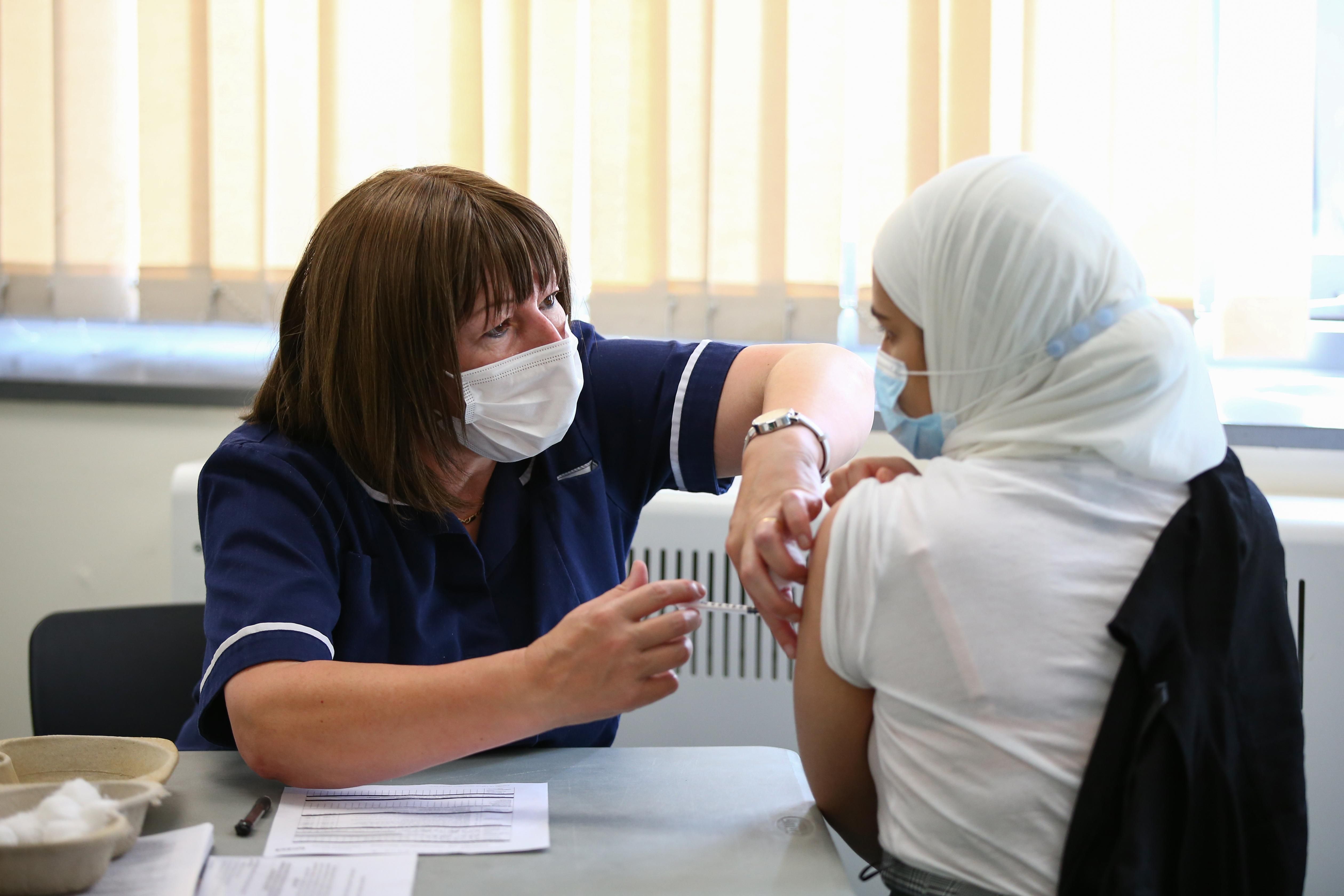 В Іспанії викладачам помилково вкололи шість доз вакцини Pfizer В Іспанії викладачам помилково вкололи шість доз вакцини Pfizer