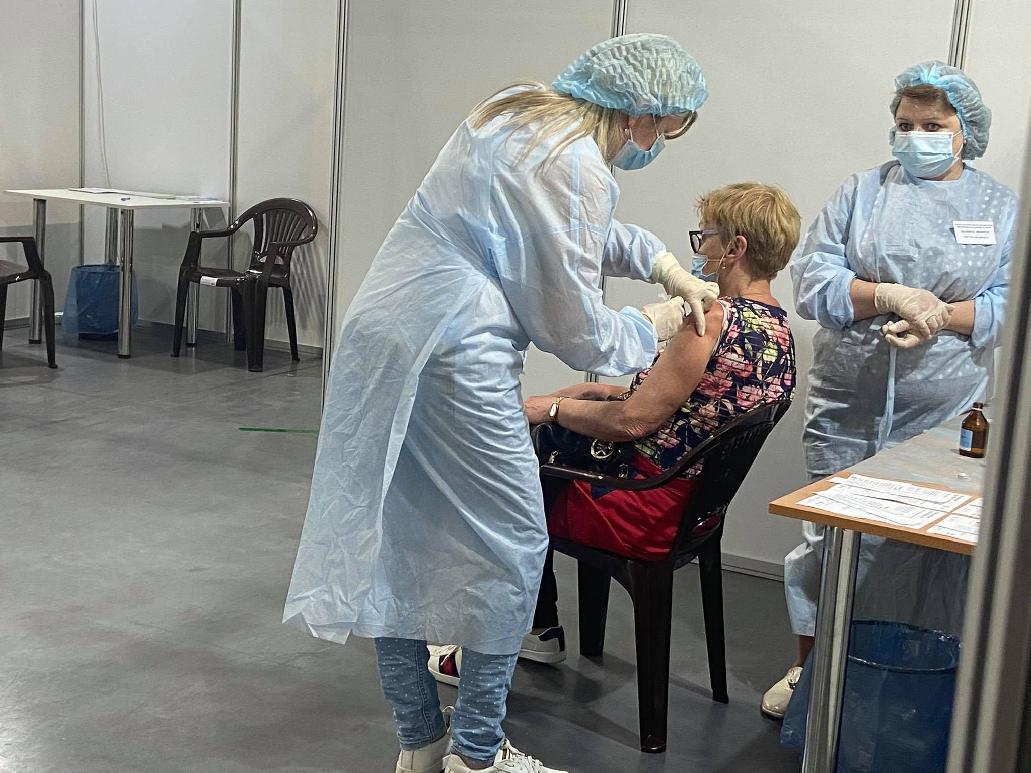 Темпи COVID-вакцинації зросли: скільки українців зробили щеплення за минулу добу