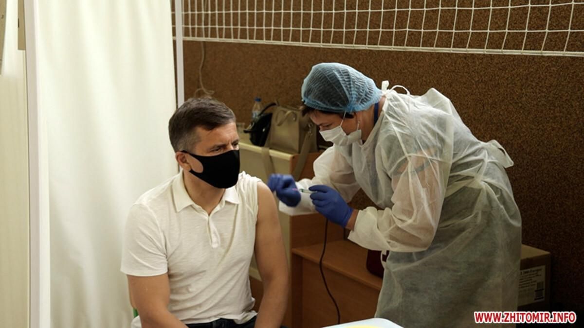 Мер Житомира розповів про вакцинацію літніх людей: не було ускладнень Мер Житомира розповів про вакцинацію літніх людей: не було ускладнень