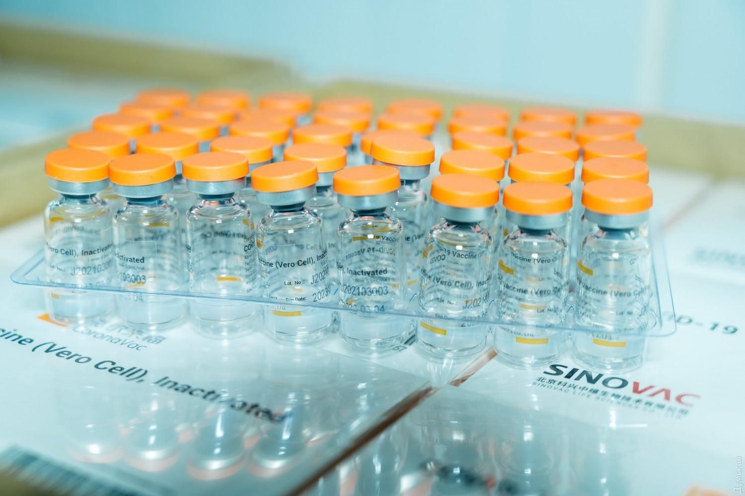 В Україну доставили останню партію вакцини від Sinovac: скільки всього є доз