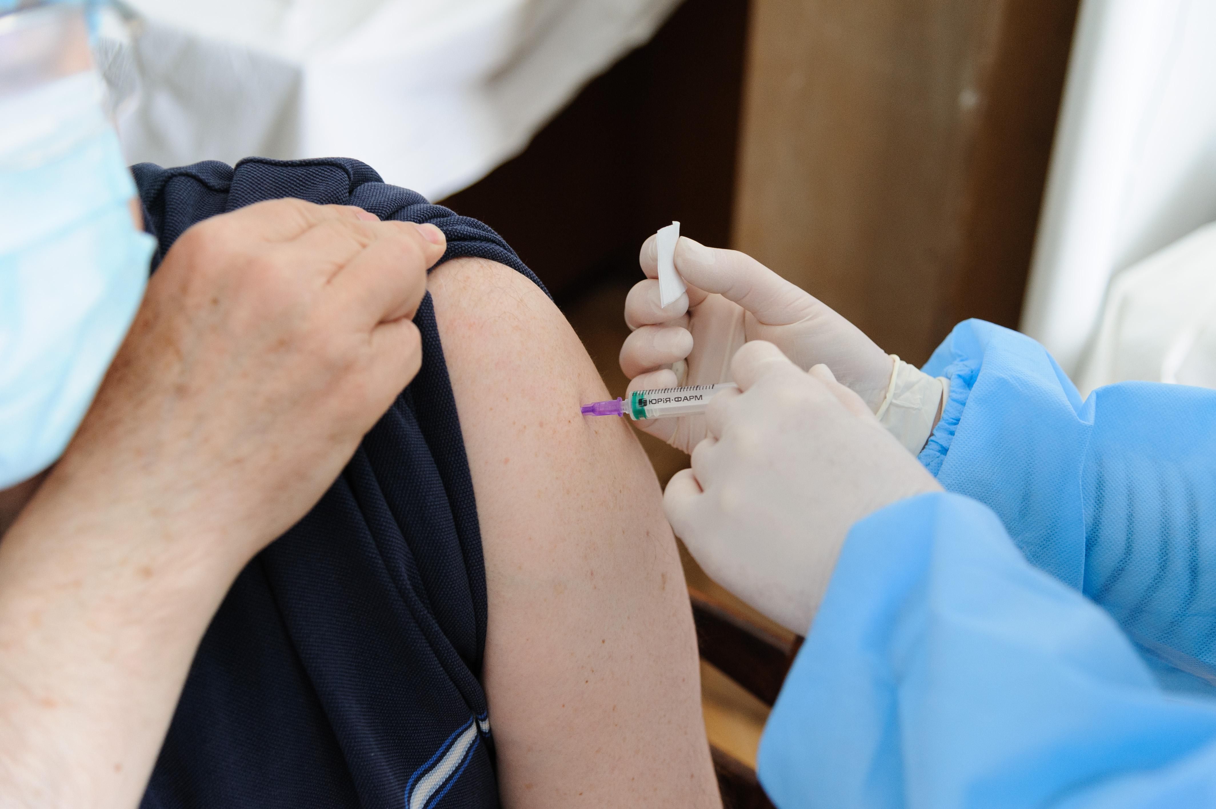 Во Франции начали вакцинировать подростков против COVID-19