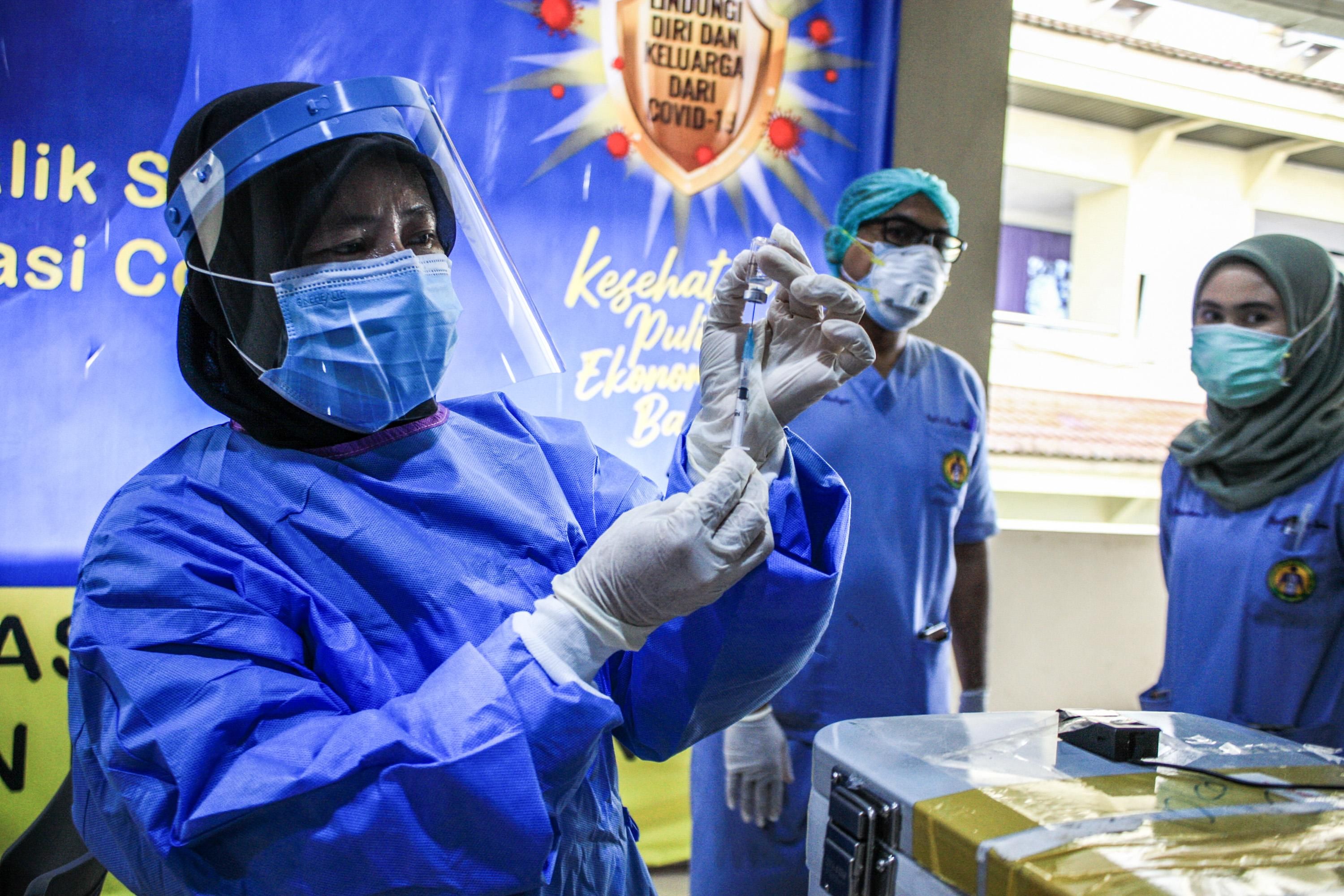 В Индонезии сотни медиков заболели COVID-19 после вакцинации препаратом от Sinovac