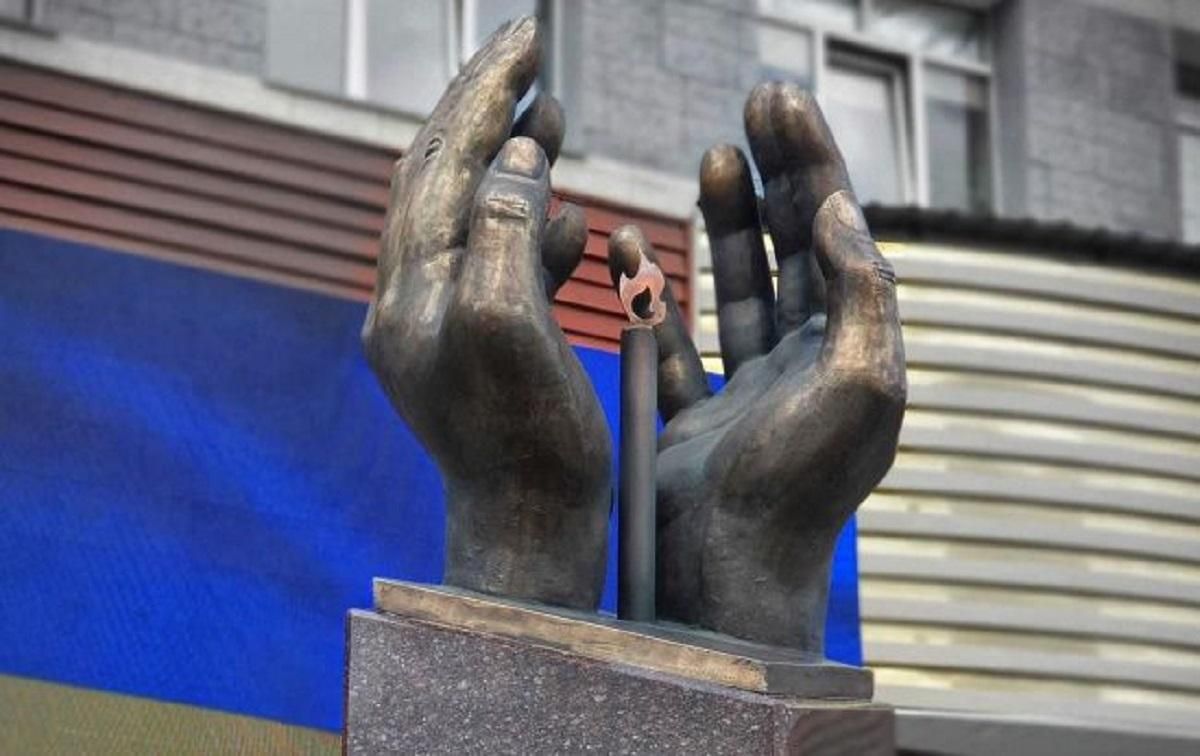 У Києві відкрили пам'ятник медикам, які померли від коронавірусу: фото
