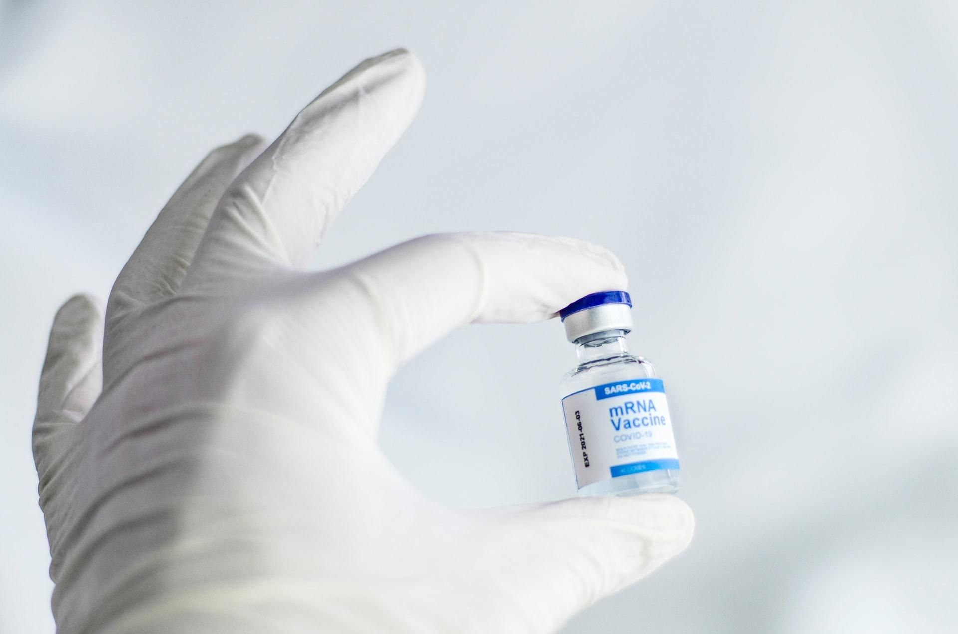 Скільки вакцин проти коронавірусу Україна отримає в липні 
