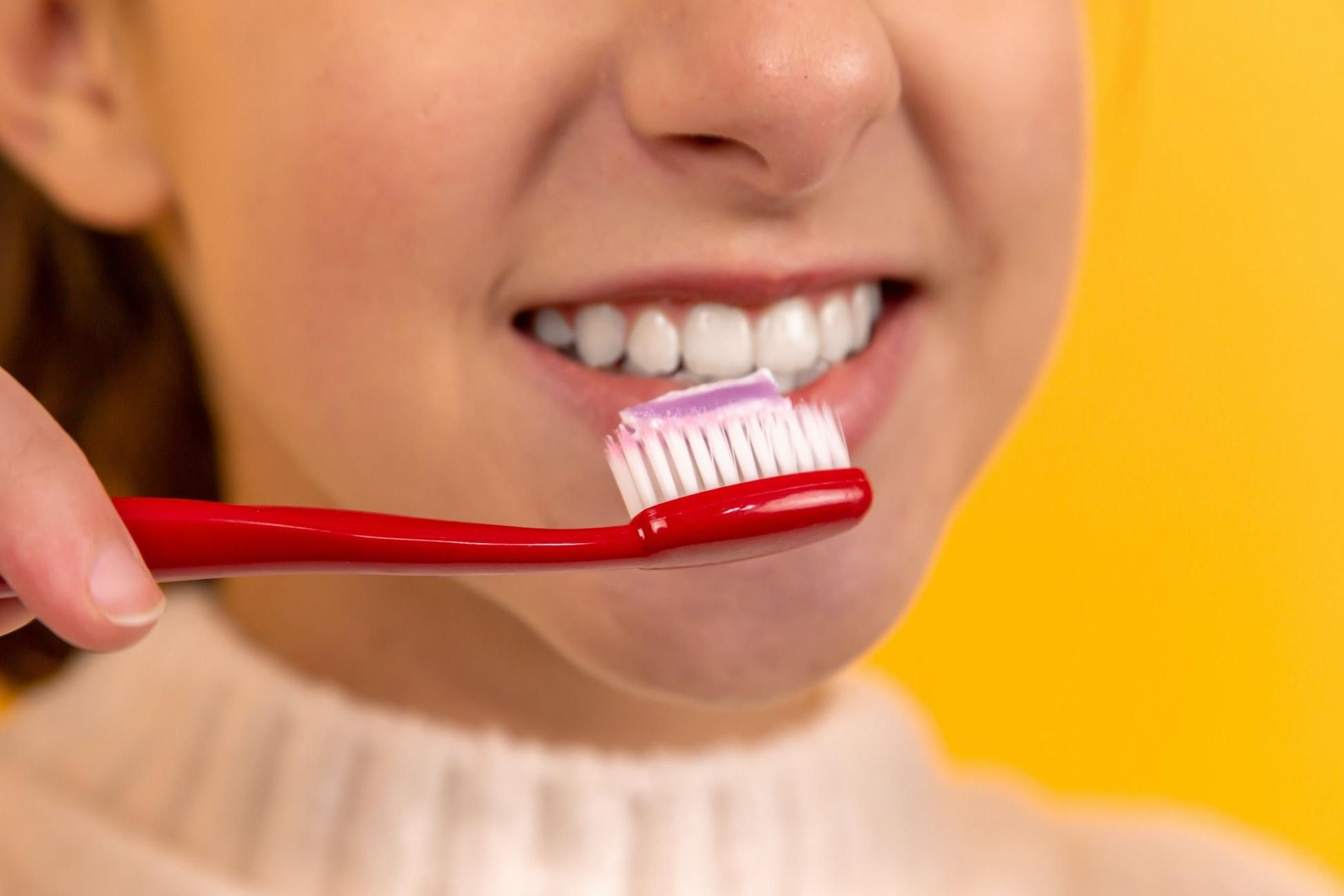 5 секретов здоровых зубов ко Дню рождения зубной щетки