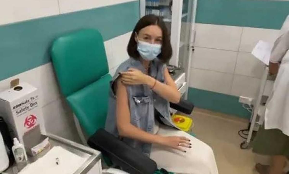 Вакцинували блогерів: у МОЗ розслідують незаконний продаж вакцини Pfizer – відео Вакцинували блогерів: у МОЗ розслідують незаконний продаж вакцини Pfizer – відео