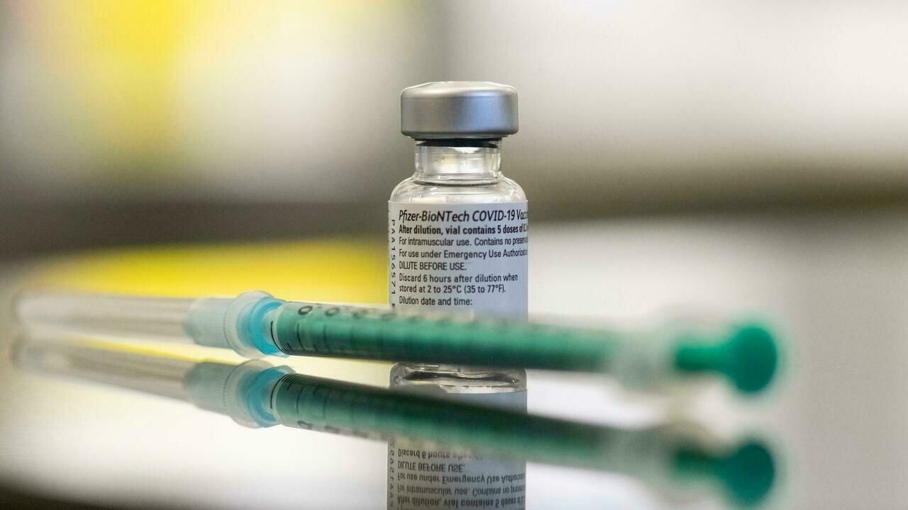 Вакцина Pfizer викликає стрімкий ріст грудей у жінок: що кажуть медики