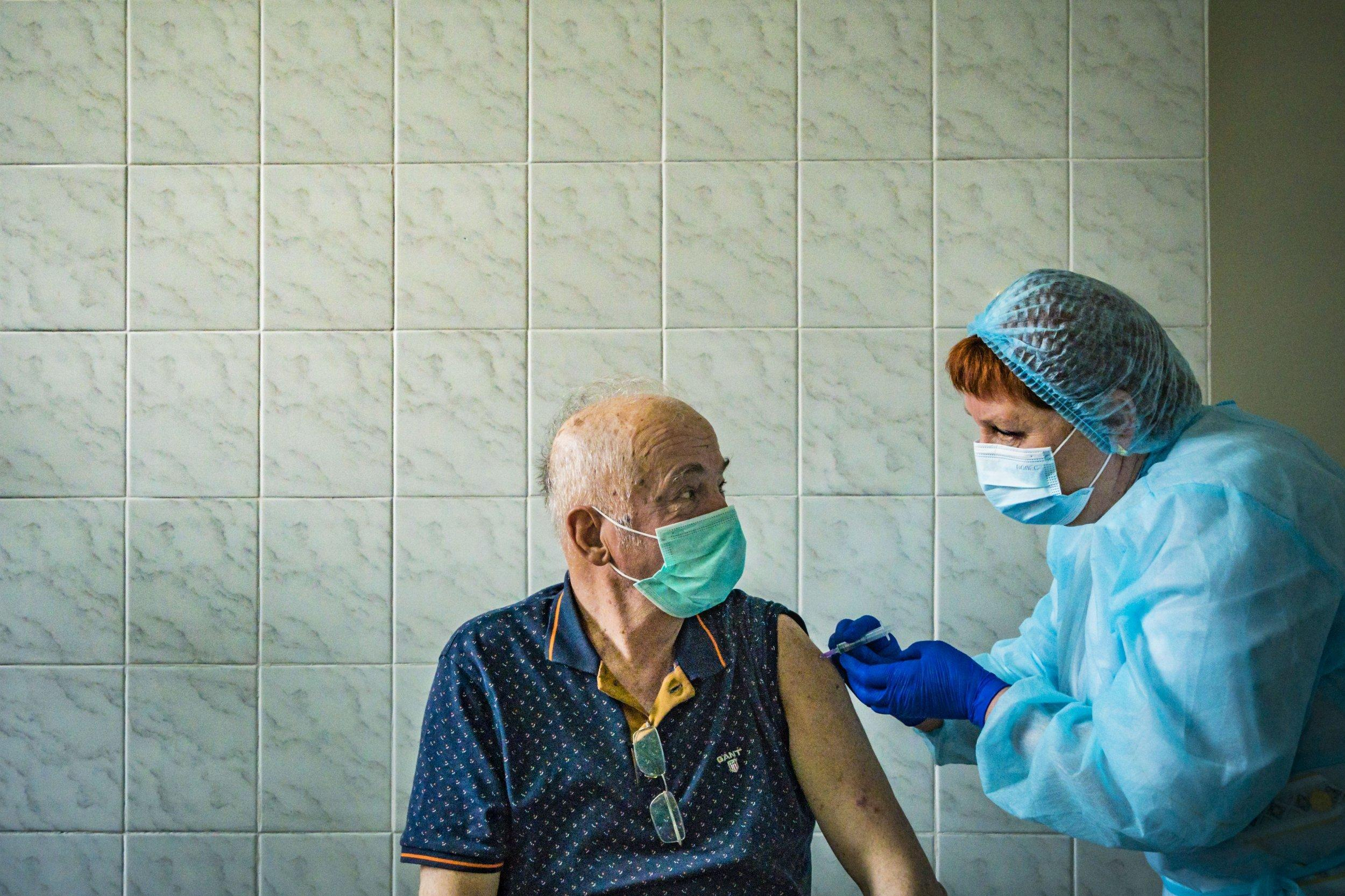 Кількість вакцинованих за добу в Україні перевалила за 101 тисячу