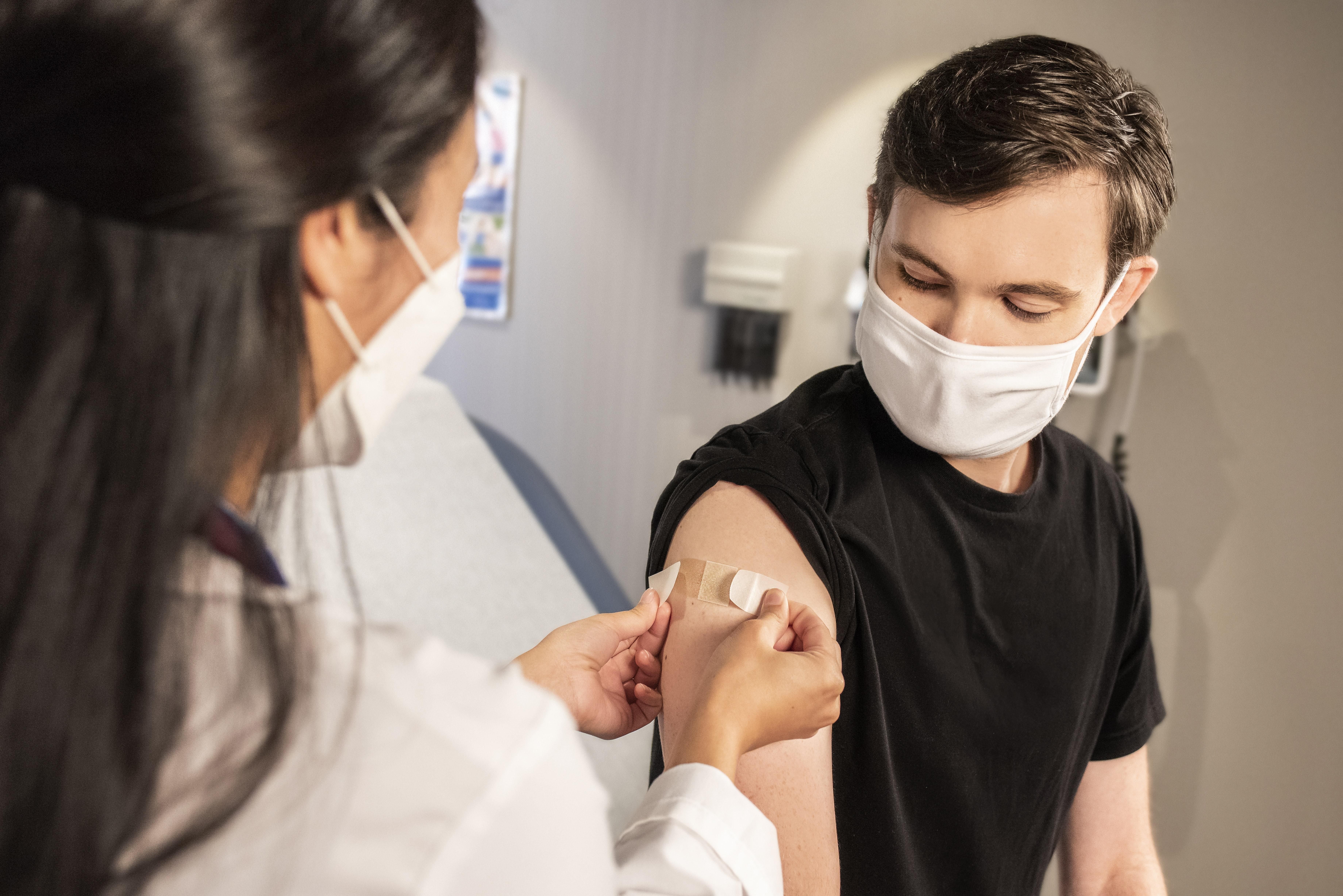 Побочные реакции от вакцинации: когда следует срочно обращаться к врачу