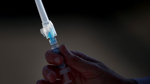 Китайська вакцина від COVID-19 може погано захищати літніх людей: дослідження