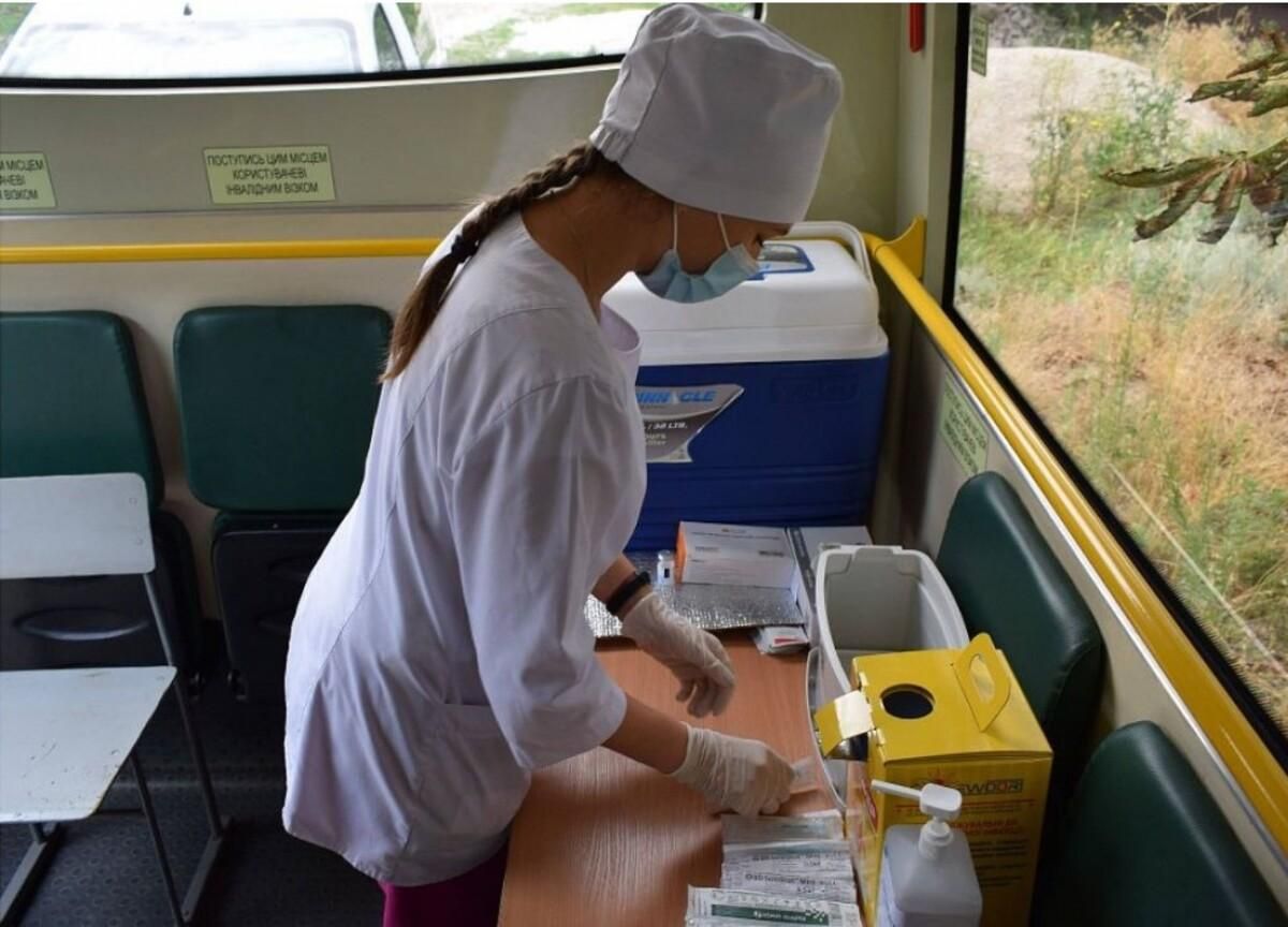 В Кропивницком людей начали вакцинировать в автобусах: видео - Новости Кропивницкого - Новости Здоровье