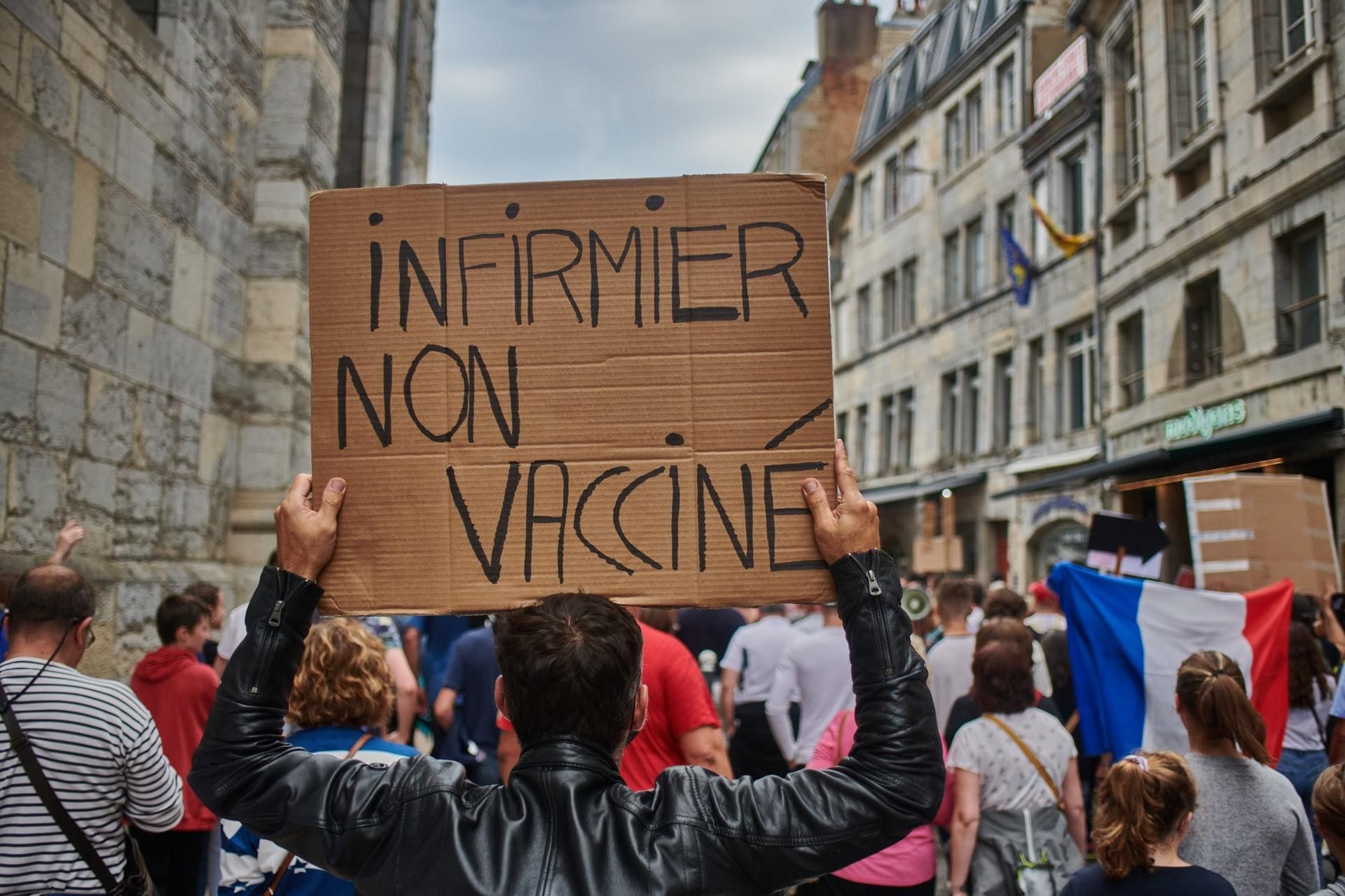 Во Франции ввели жесткие ограничения для невакцинированных людей